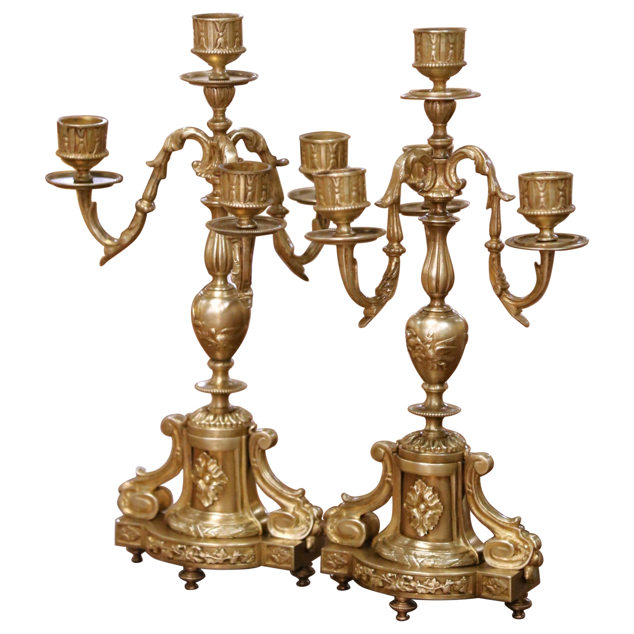 Pareja de candelabros de bronce de cuatro luces estilo Luis XVI francés del siglo XIX en venta