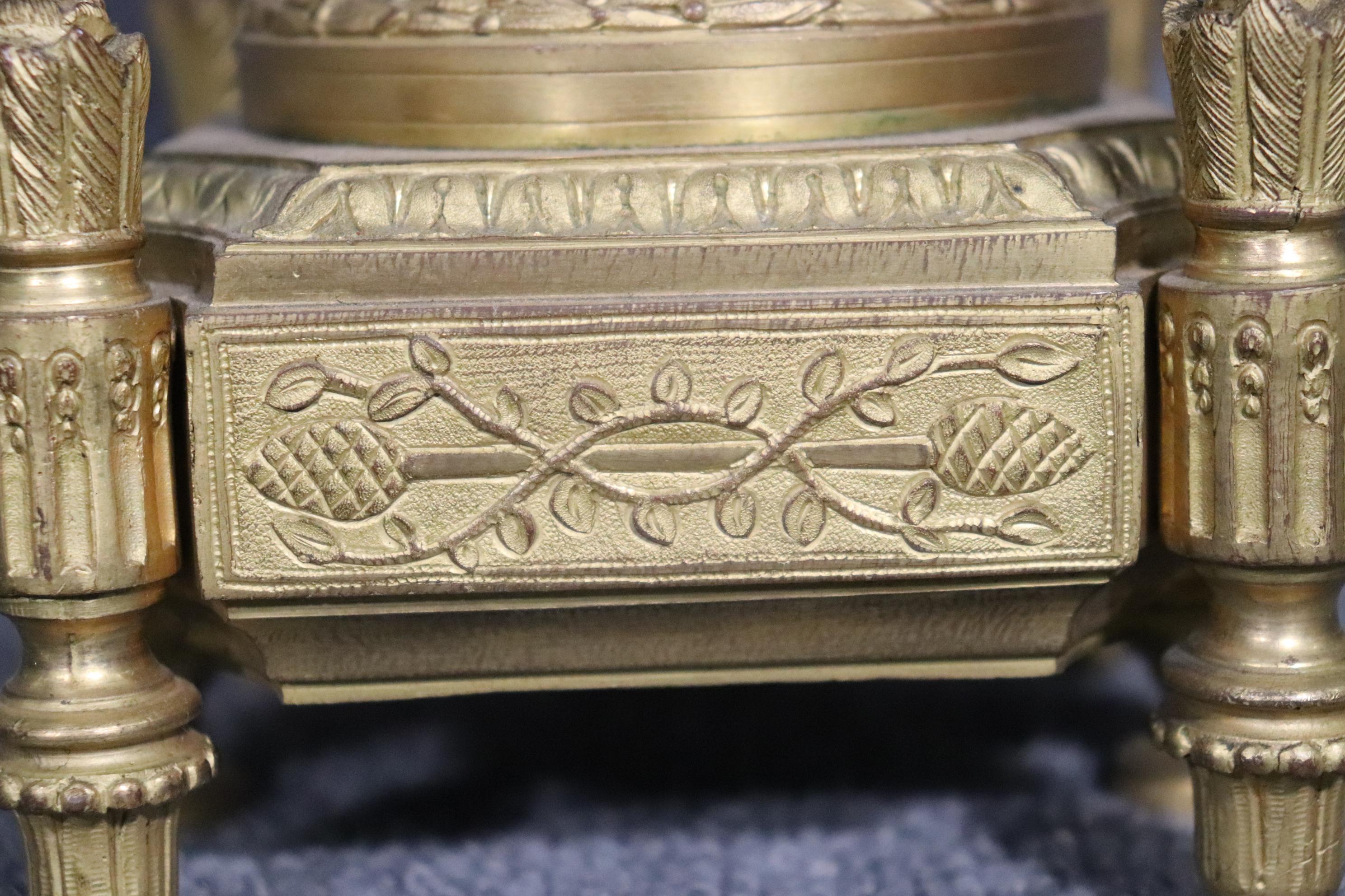 Coppia di candelabri francesi del XIX secolo in stile Luigi XVI in bronzo e ormeggio in vendita 4