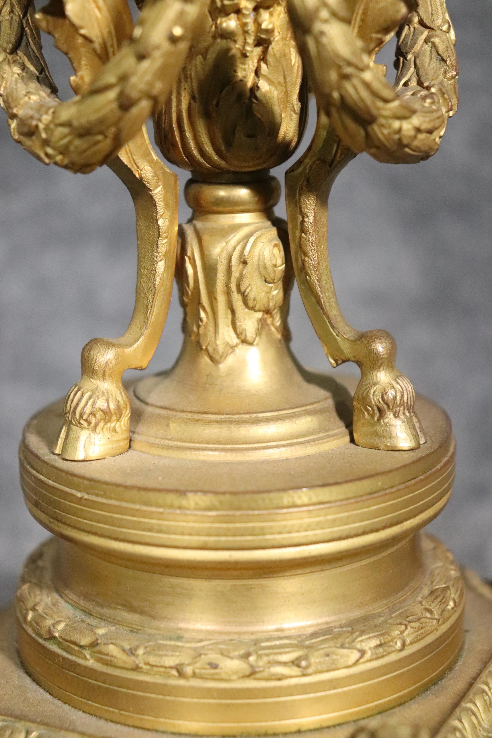 Paar französische Bronze-Ormolu-Kandelaber im Louis-XVI-Stil aus dem 19. im Angebot 5