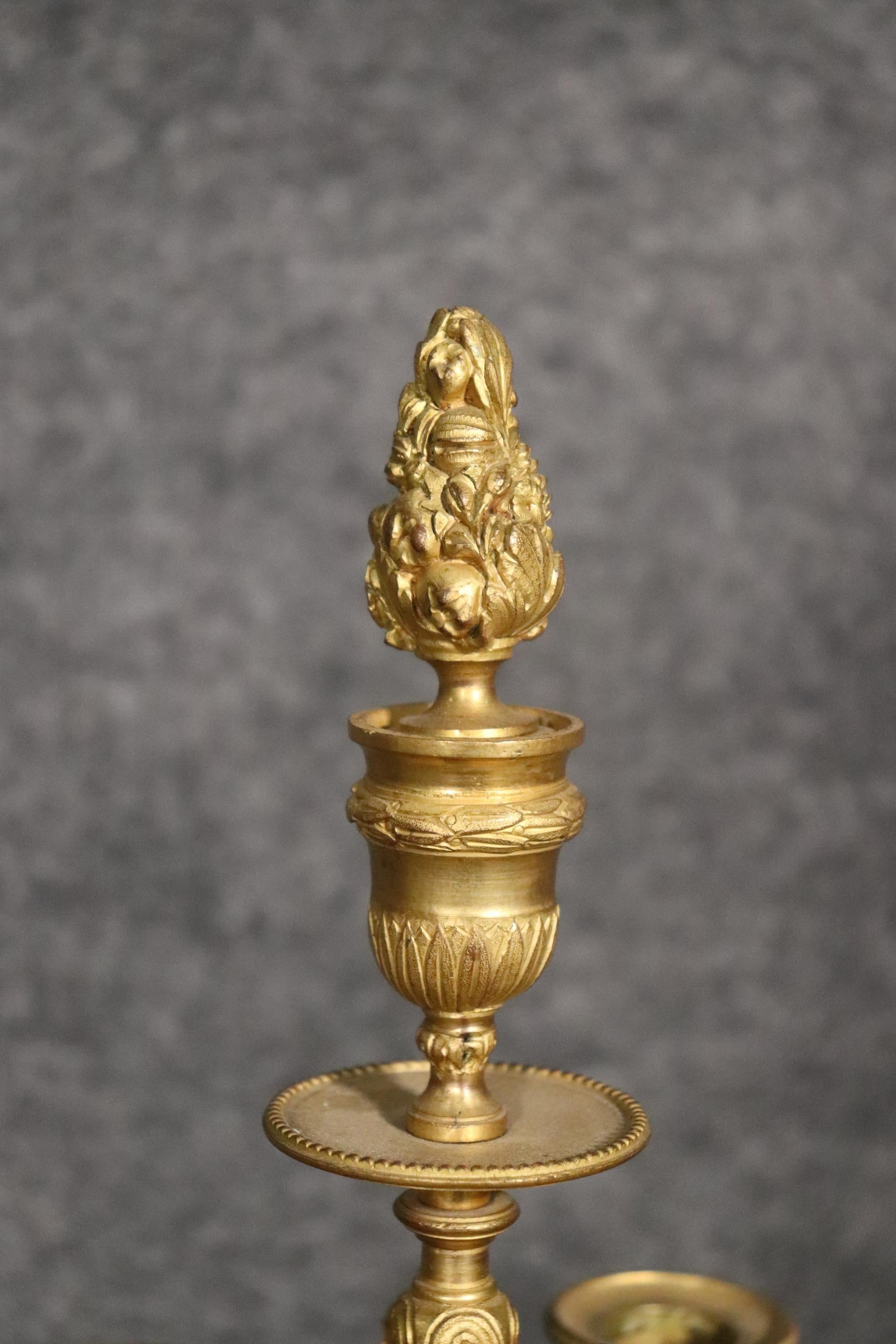 Paar französische Bronze-Ormolu-Kandelaber im Louis-XVI-Stil aus dem 19. im Angebot 7