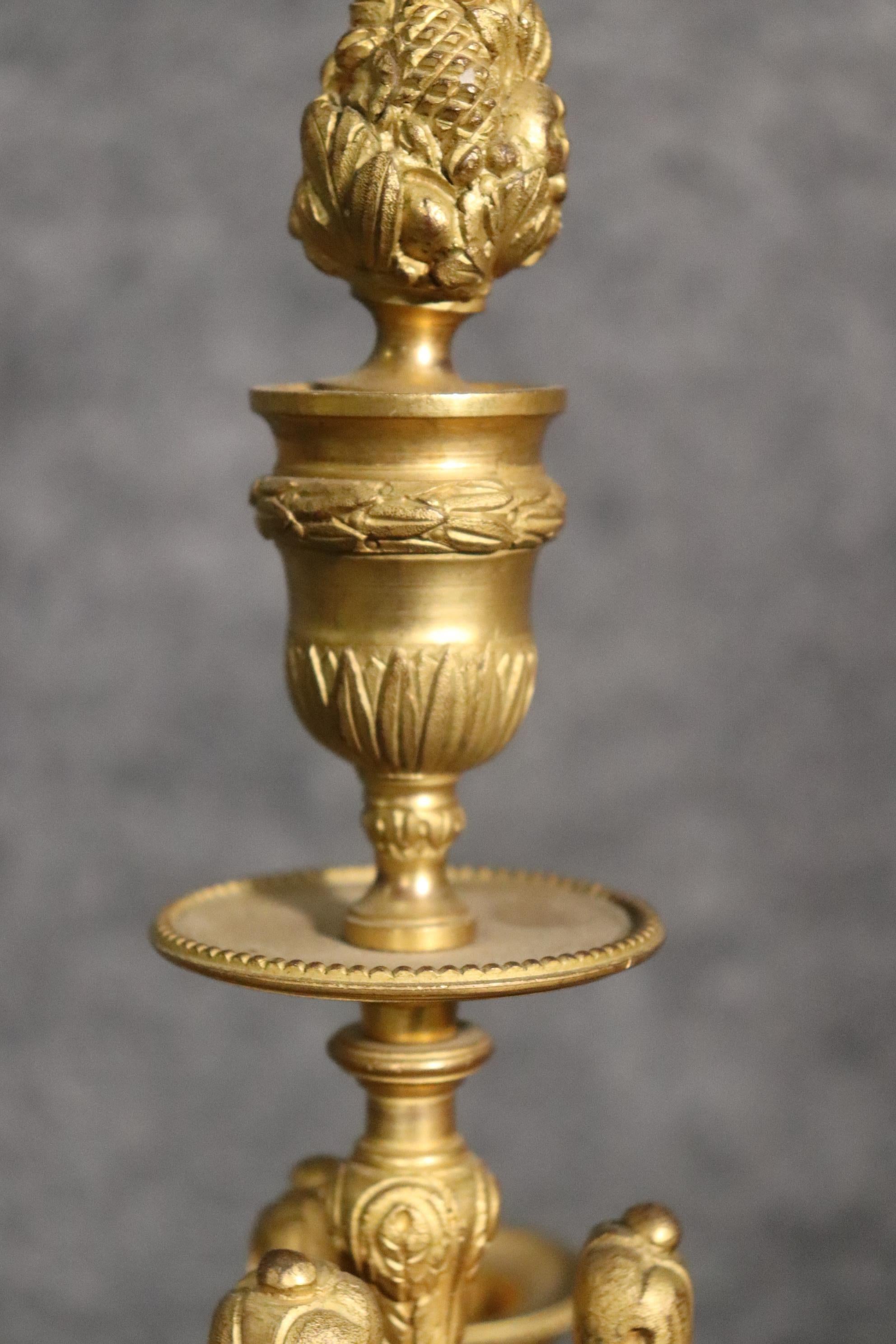 Paar französische Bronze-Ormolu-Kandelaber im Louis-XVI-Stil aus dem 19. im Angebot 10