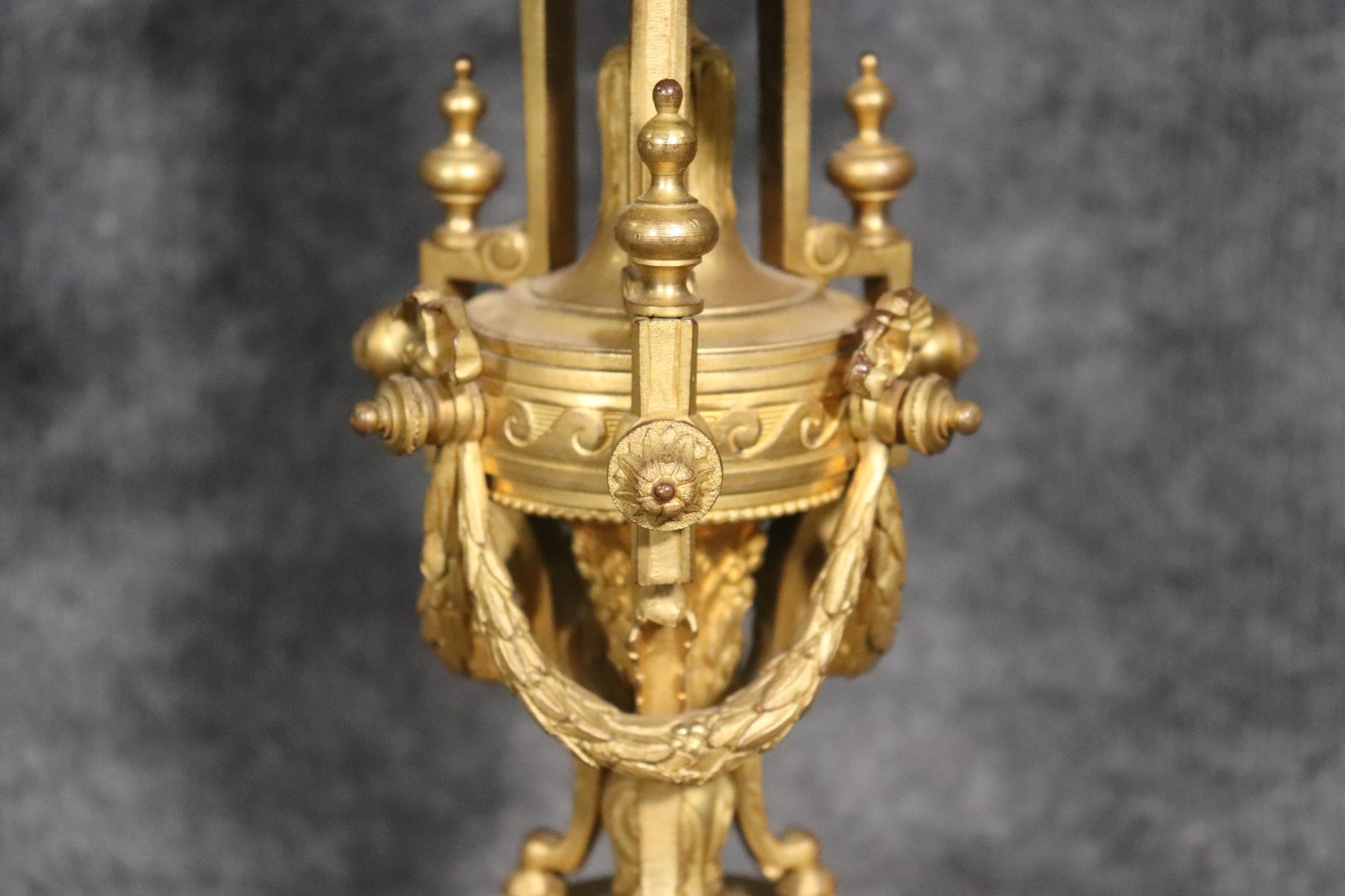 Coppia di candelabri francesi del XIX secolo in stile Luigi XVI in bronzo e ormeggio in vendita 1