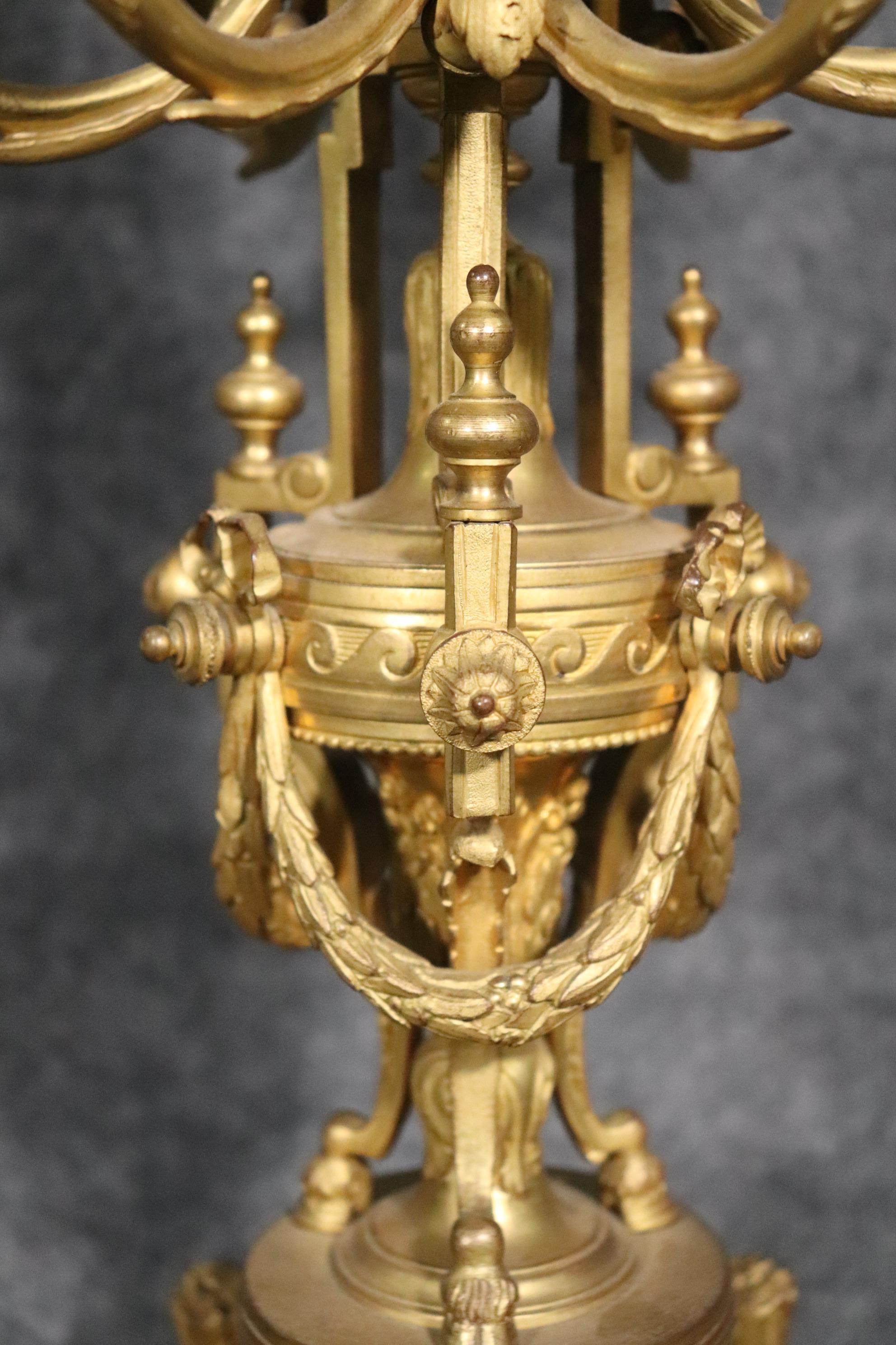Coppia di candelabri francesi del XIX secolo in stile Luigi XVI in bronzo e ormeggio in vendita 2