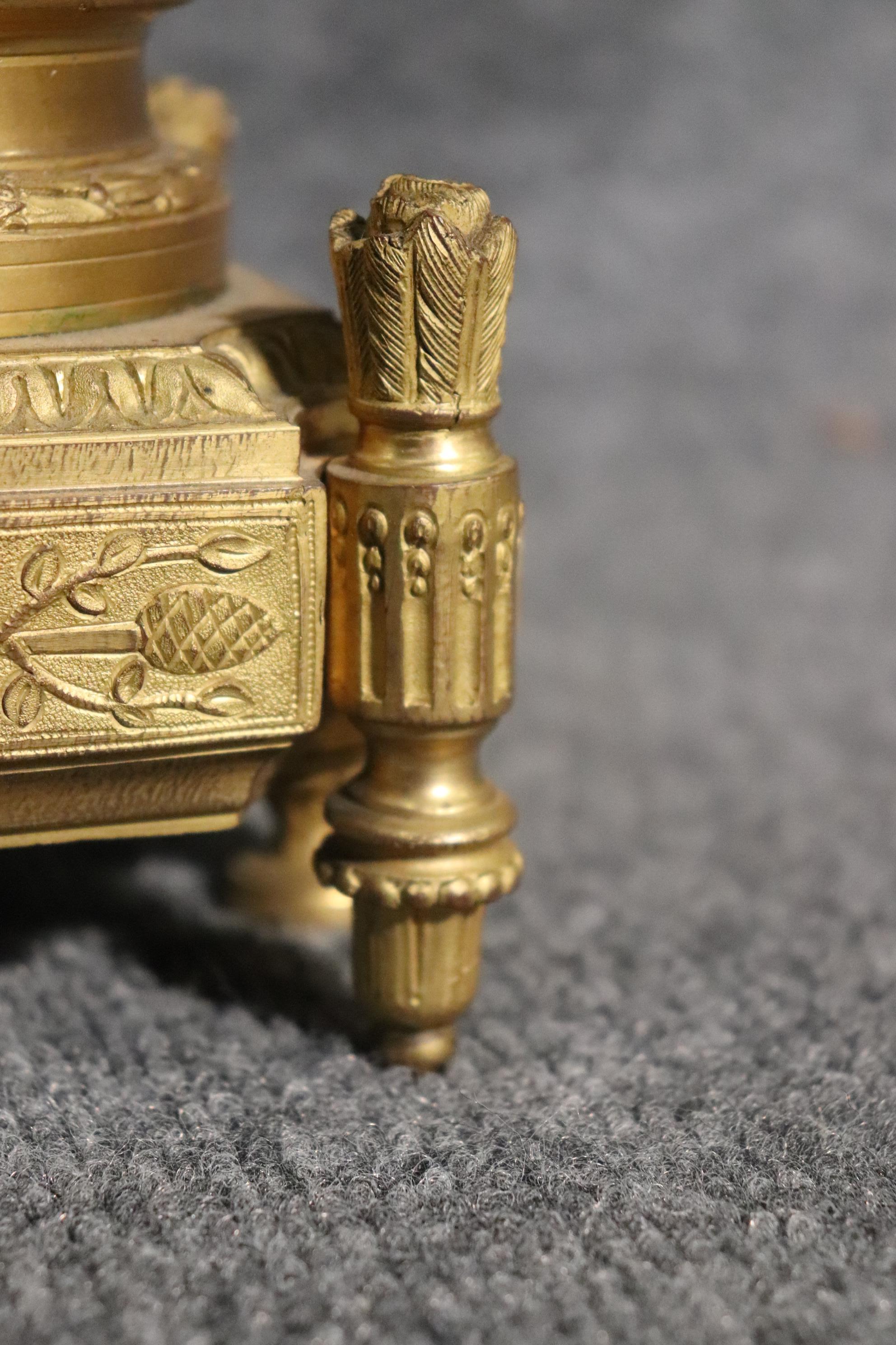 Coppia di candelabri francesi del XIX secolo in stile Luigi XVI in bronzo e ormeggio in vendita 3
