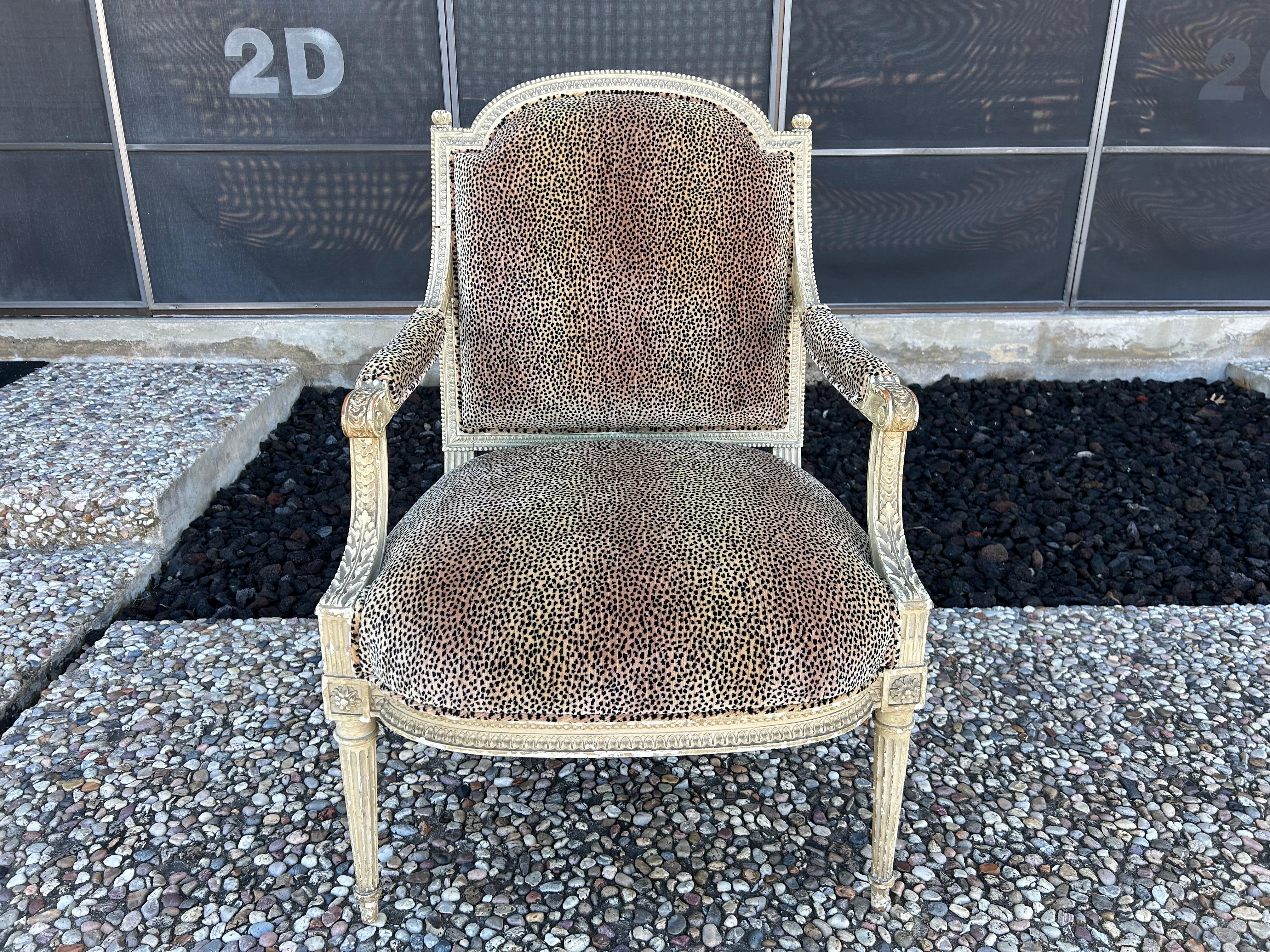 Coppia di sedie francesi del XIX secolo in stile Luigi XVI.
Questa splendida coppia di sedie classiche francesi in stile Luigi XVI, poltrone o fauteuils, è stata rivestita professionalmente in un velluto leopardato di design. 
Queste sedie imbottite