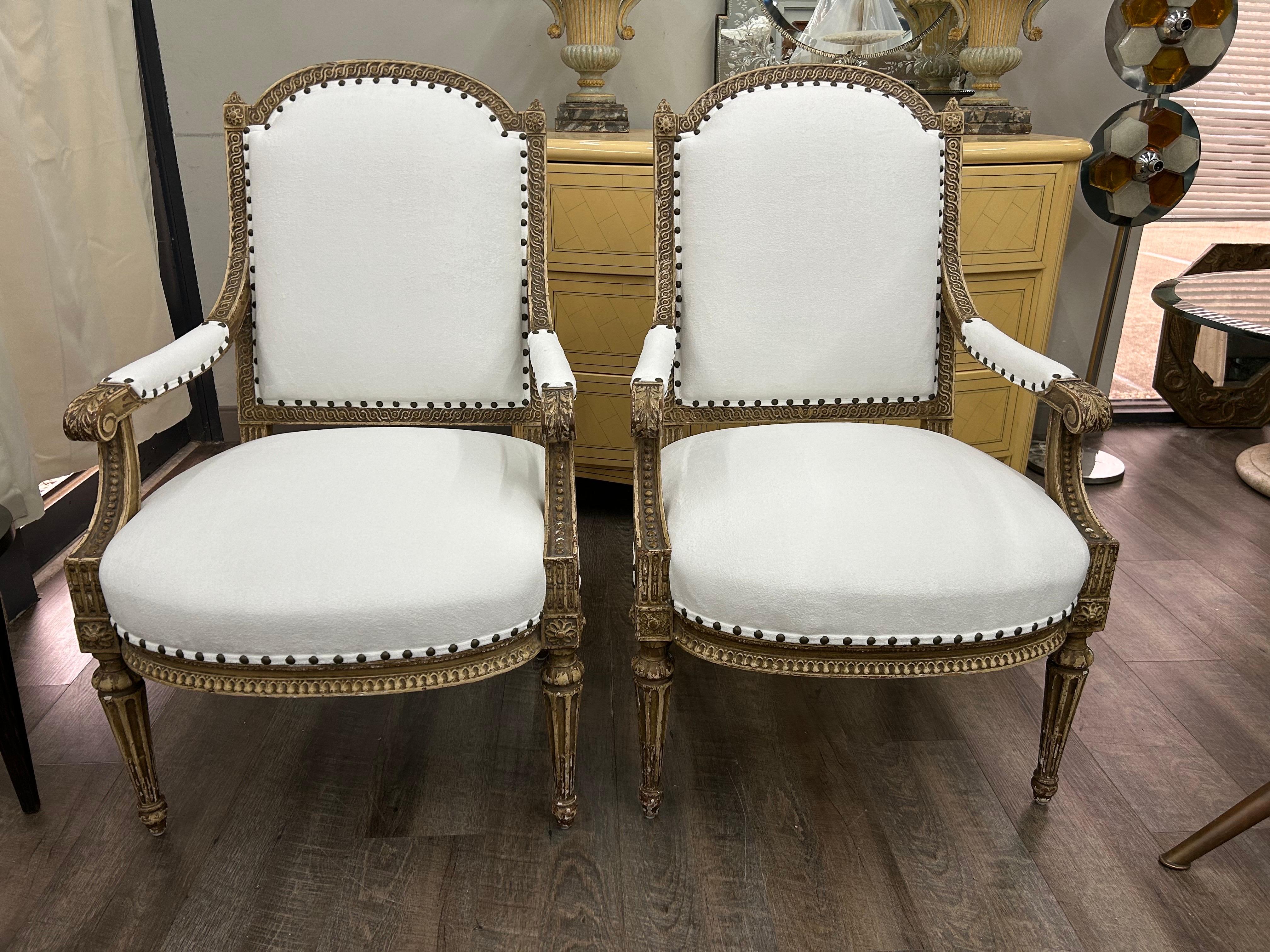 Coppia di sedie francesi del XIX secolo in stile Luigi XVI. 
Questa splendida coppia di sedie classiche francesi in stile Luigi XVI, poltrone o fauteuils, è stata rivestita professionalmente in un morbido velluto color crema con dettagli di chiodi