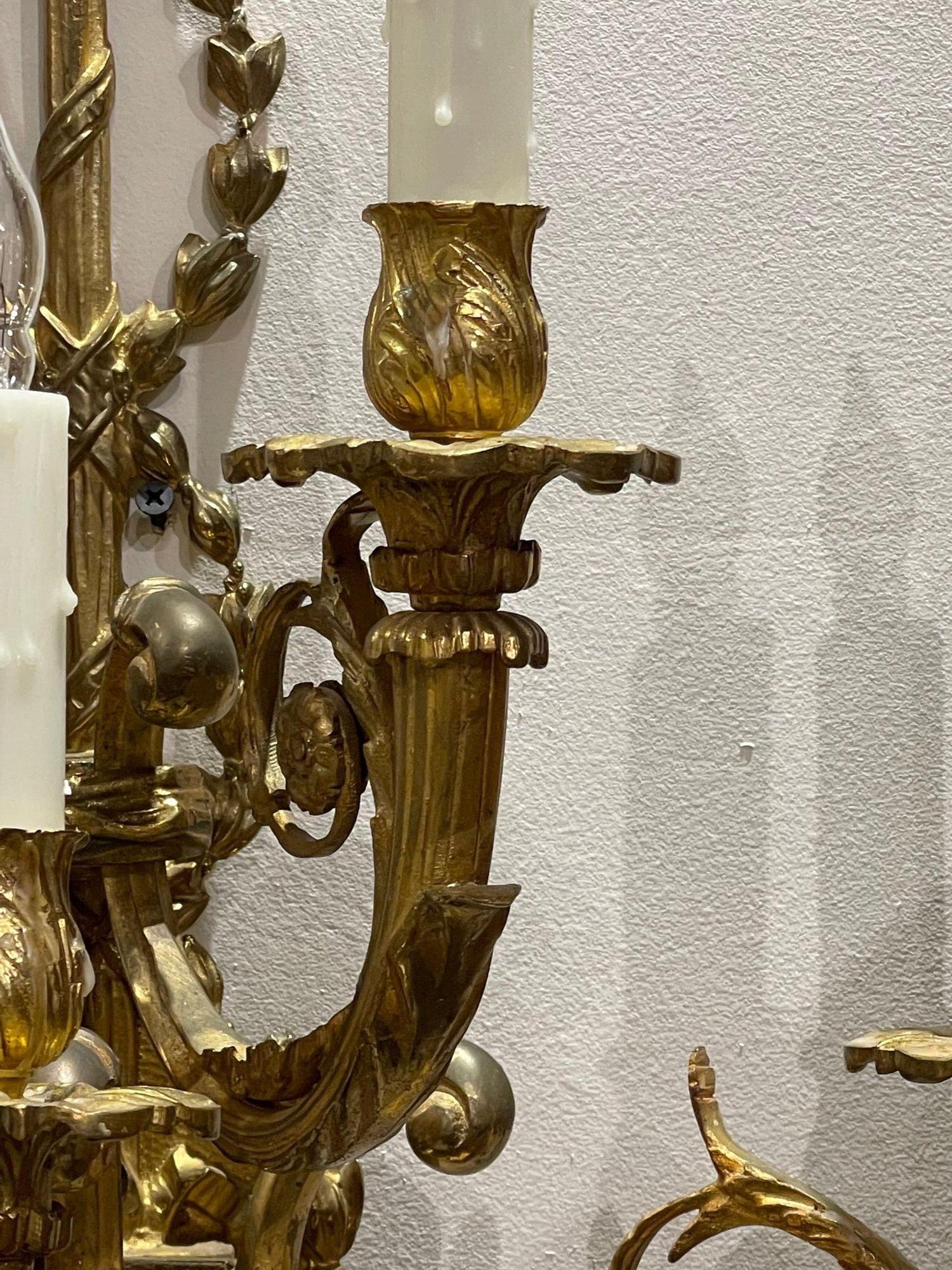 Paar französische Wandleuchter aus vergoldeter Bronze im Louis-XVI.-Stil des 19. Jahrhunderts im Zustand „Gut“ im Angebot in Dallas, TX