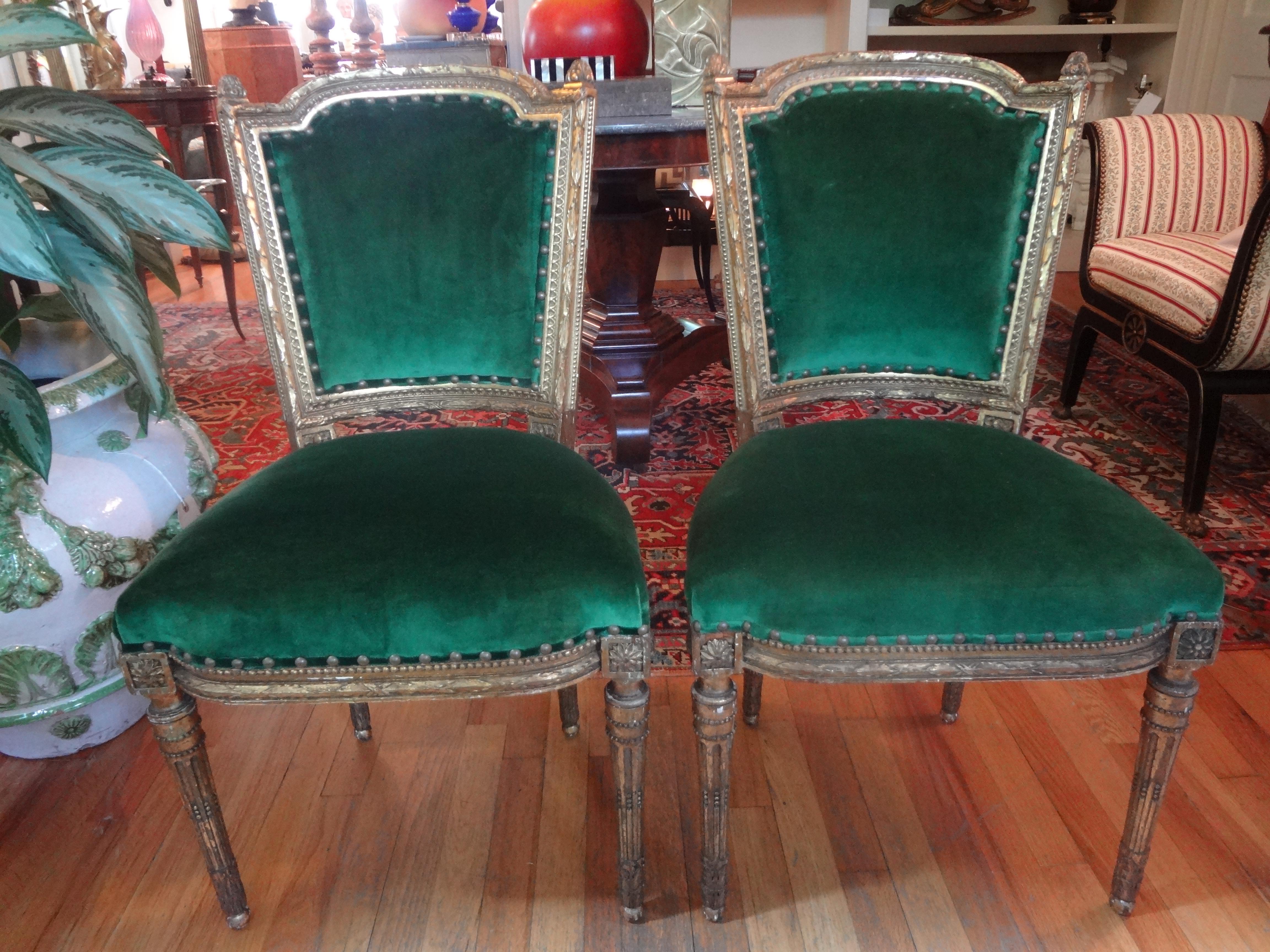 Fabuleuse paire de chaises latérales en bois doré de style Louis XVI du milieu du XIXe siècle. Ces chaises dorées françaises très détaillées ont des pieds avant et arrière identiques et ont été professionnellement tapissées de velours vert émeraude