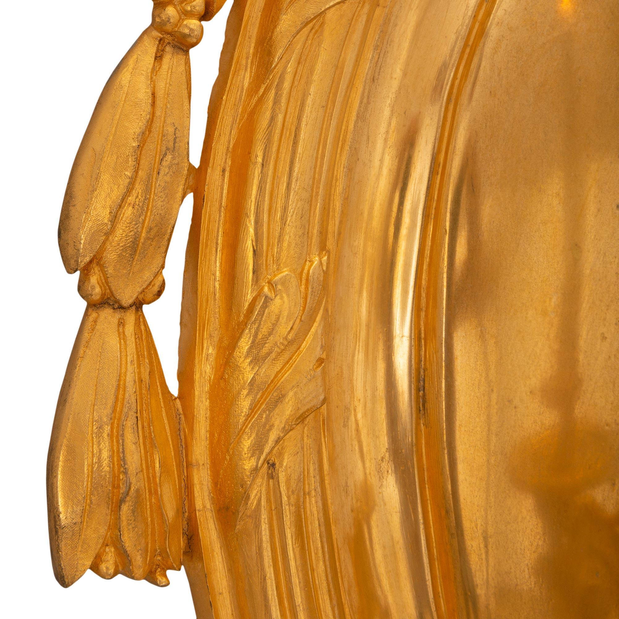 Einarmige Goldbronze-Wandleuchter im französischen Louis-XVI-Stil des 19. Jahrhunderts, Paar im Zustand „Gut“ im Angebot in West Palm Beach, FL