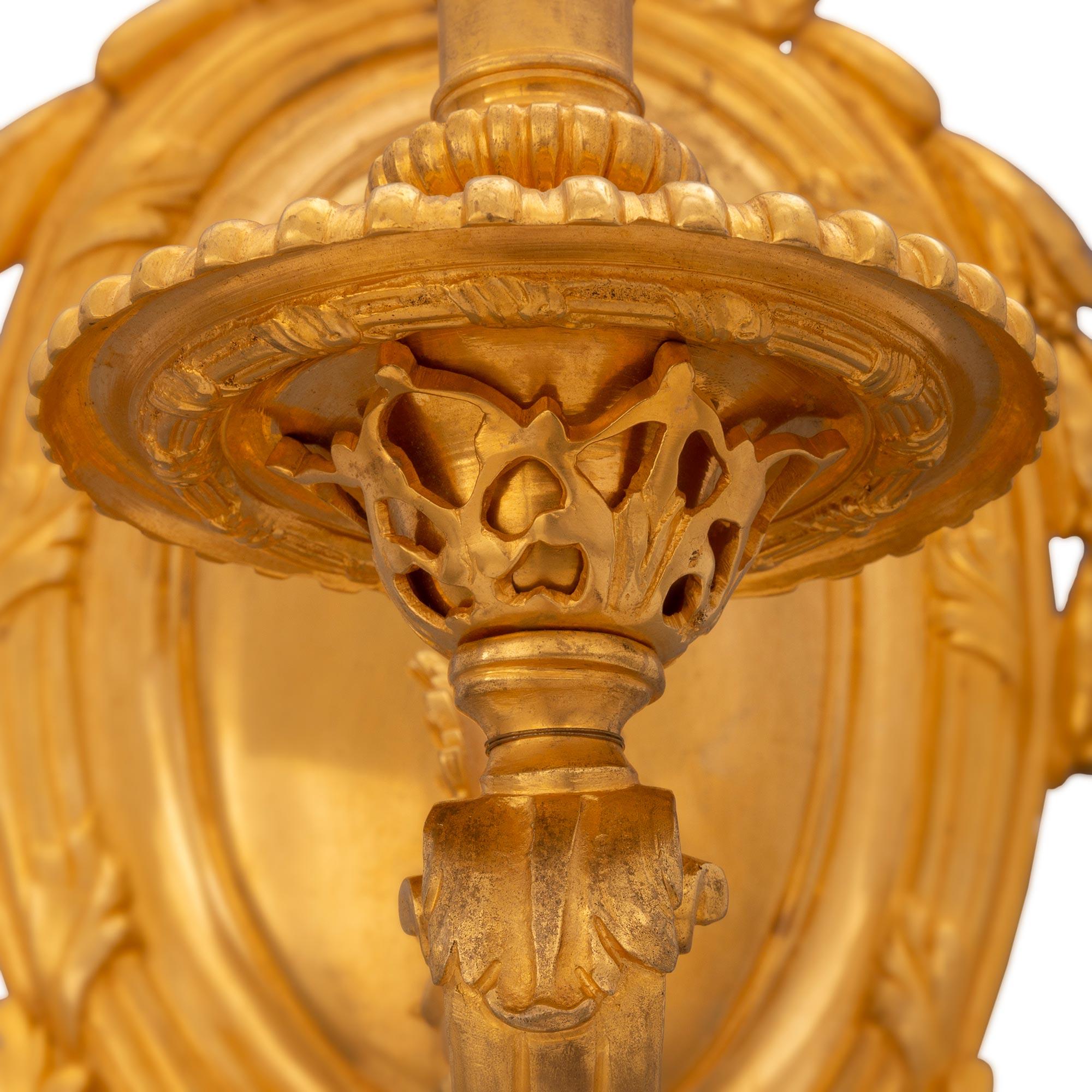 Einarmige Goldbronze-Wandleuchter im französischen Louis-XVI-Stil des 19. Jahrhunderts, Paar im Angebot 1