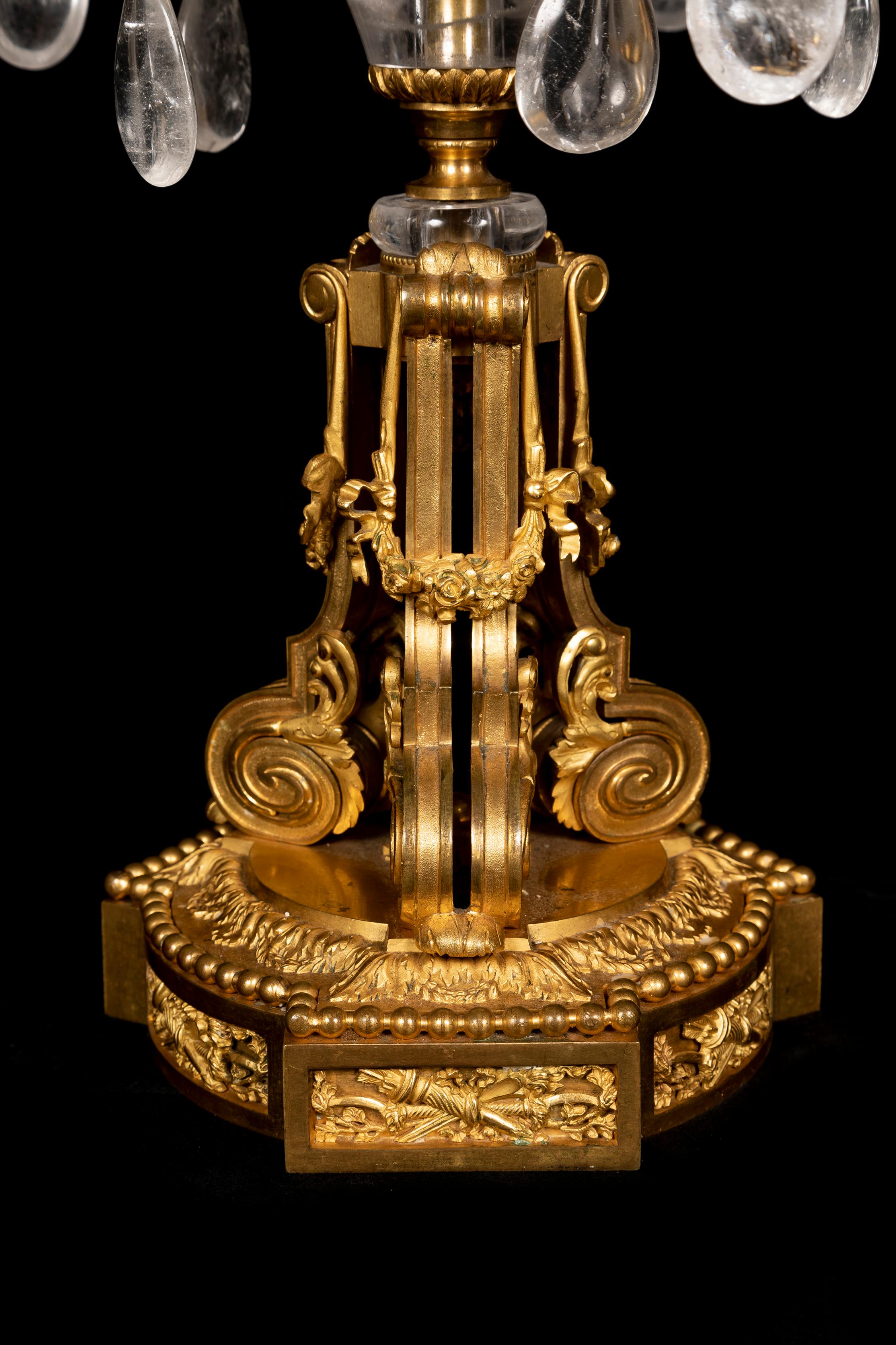 Coppia di candelabri francesi del XIX secolo in stile Luigi XVI con cristalli di rocca e Ormolu in vendita 4