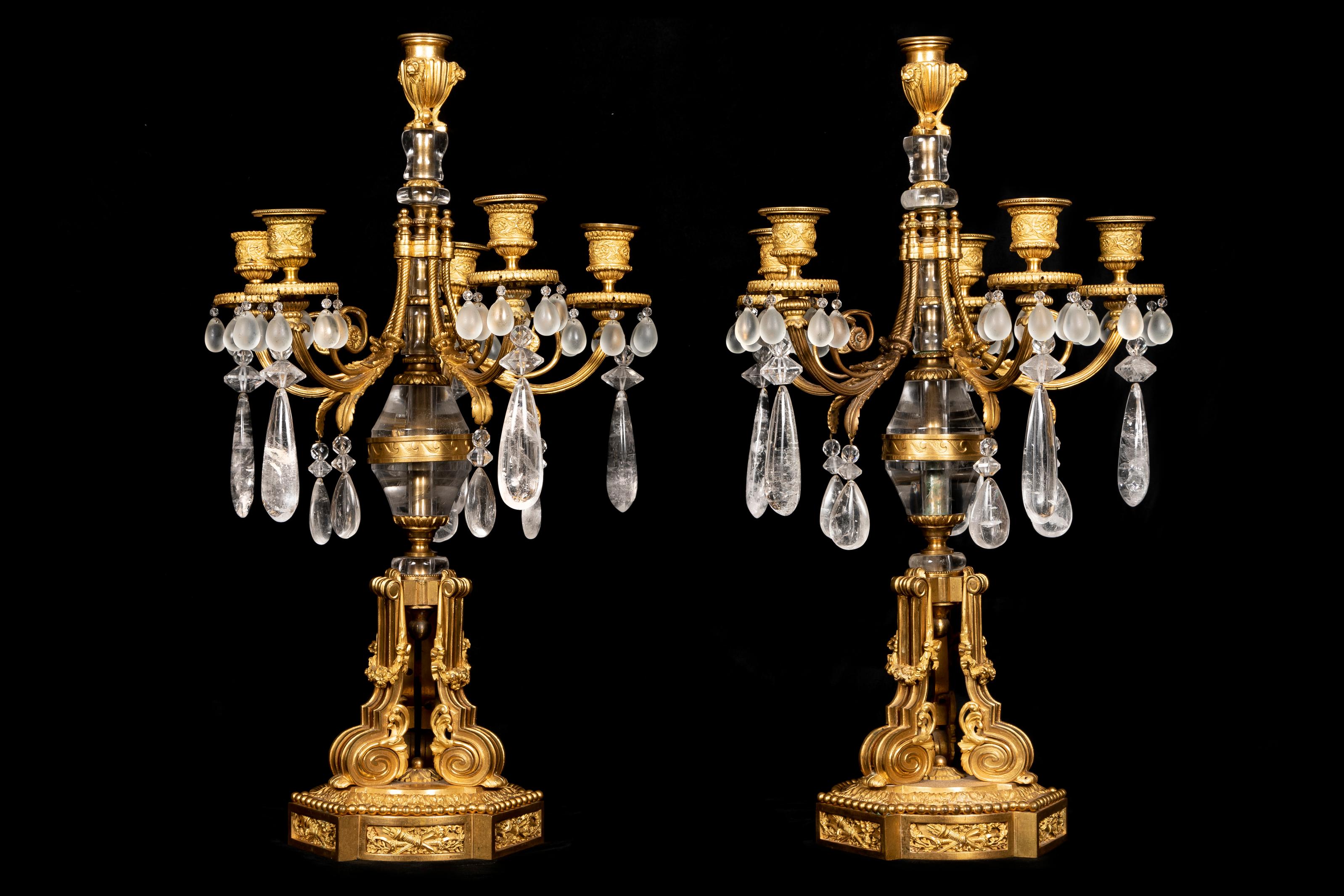 Una splendida coppia di grandi candelabri a 5 bracci in stile Luigi XVI del XIX secolo, in ormolu e cristallo di rocca tagliato. Questi pezzi eccezionali incarnano la raffinata estetica neoclassica del Secondo Impero, sposando la forma classica con