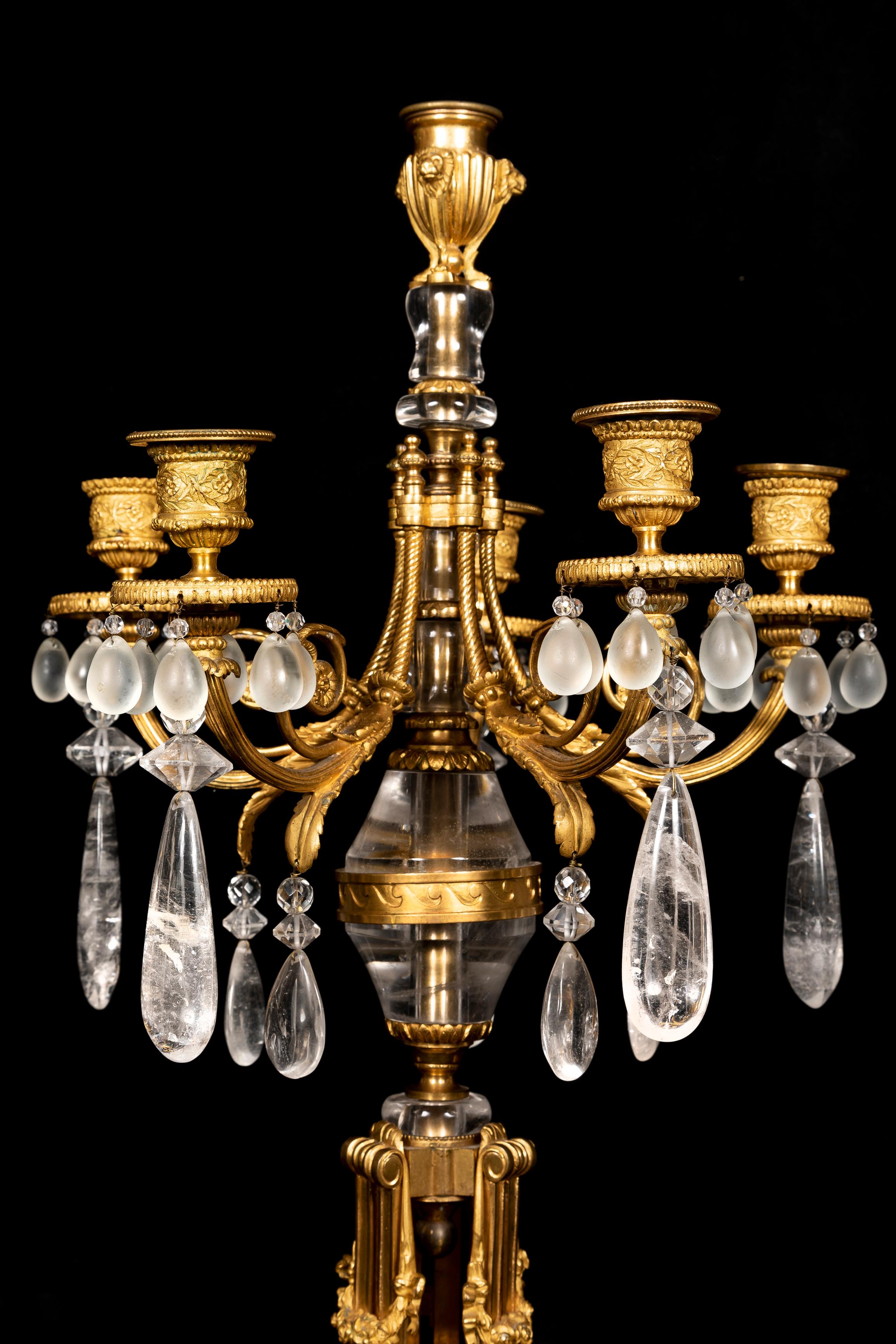 Dorato Coppia di candelabri francesi del XIX secolo in stile Luigi XVI con cristalli di rocca e Ormolu in vendita
