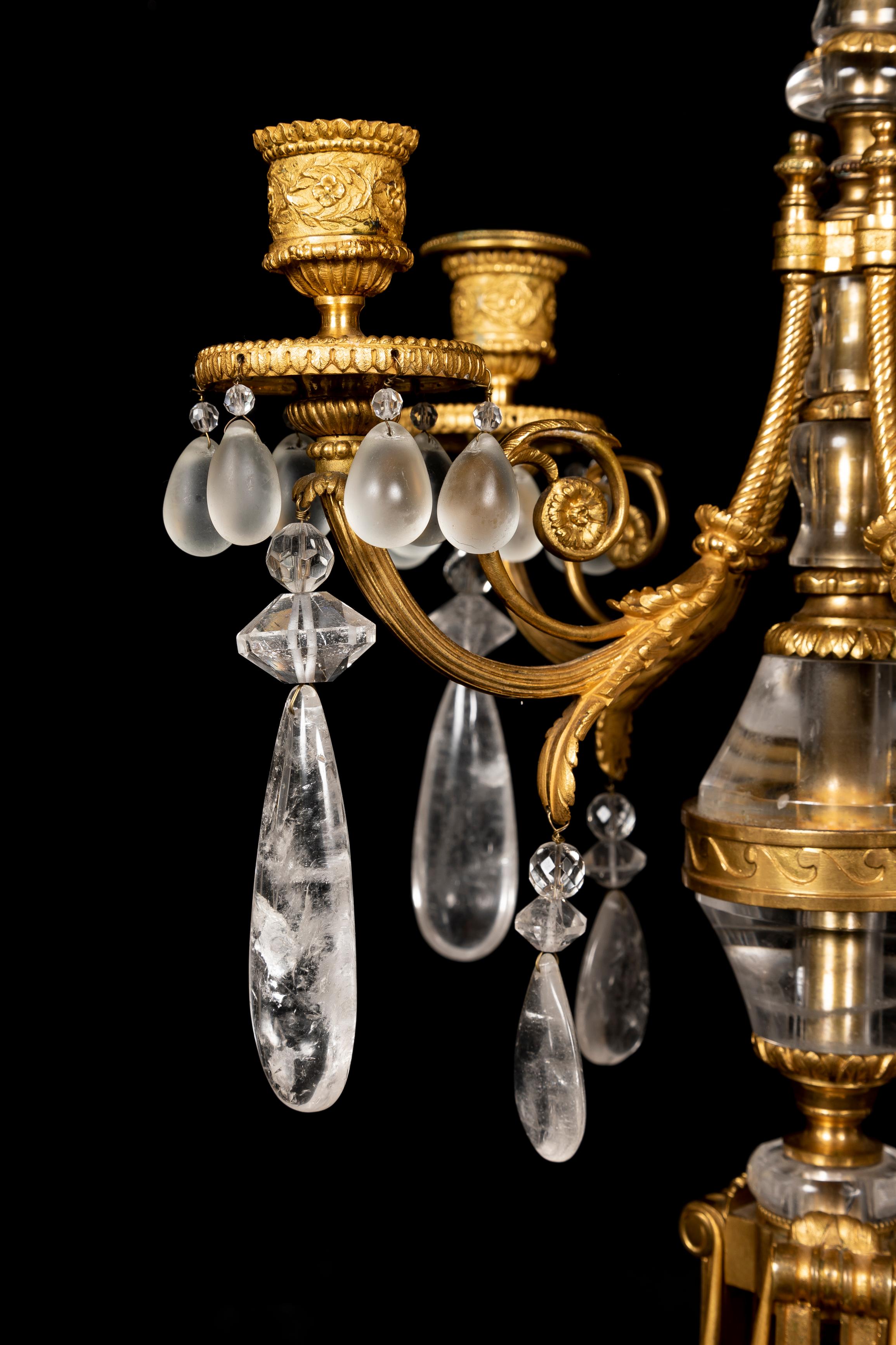 Coppia di candelabri francesi del XIX secolo in stile Luigi XVI con cristalli di rocca e Ormolu In condizioni buone in vendita a New York, NY