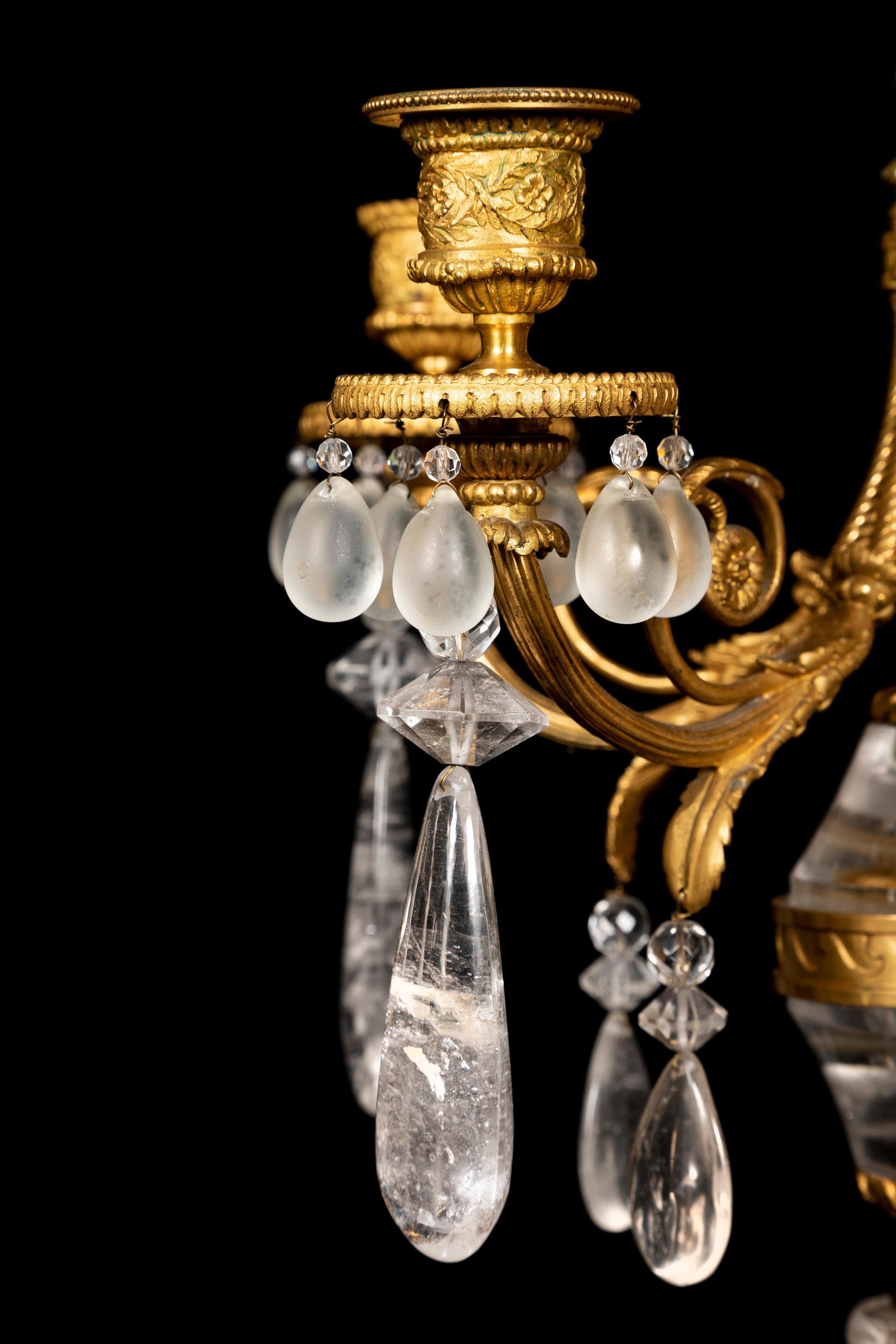 Cristallo di rocca Coppia di candelabri francesi del XIX secolo in stile Luigi XVI con cristalli di rocca e Ormolu in vendita