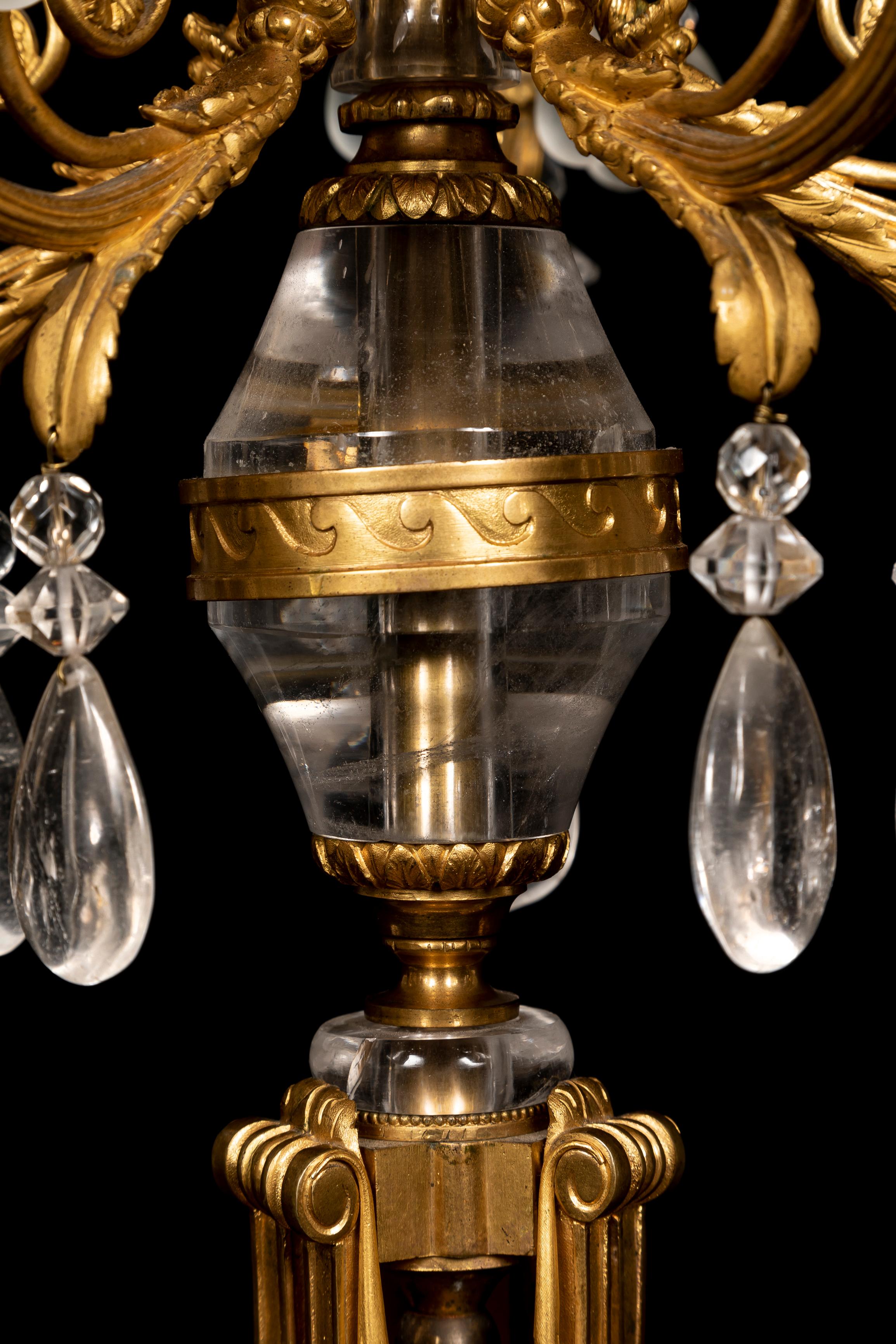 Coppia di candelabri francesi del XIX secolo in stile Luigi XVI con cristalli di rocca e Ormolu in vendita 1