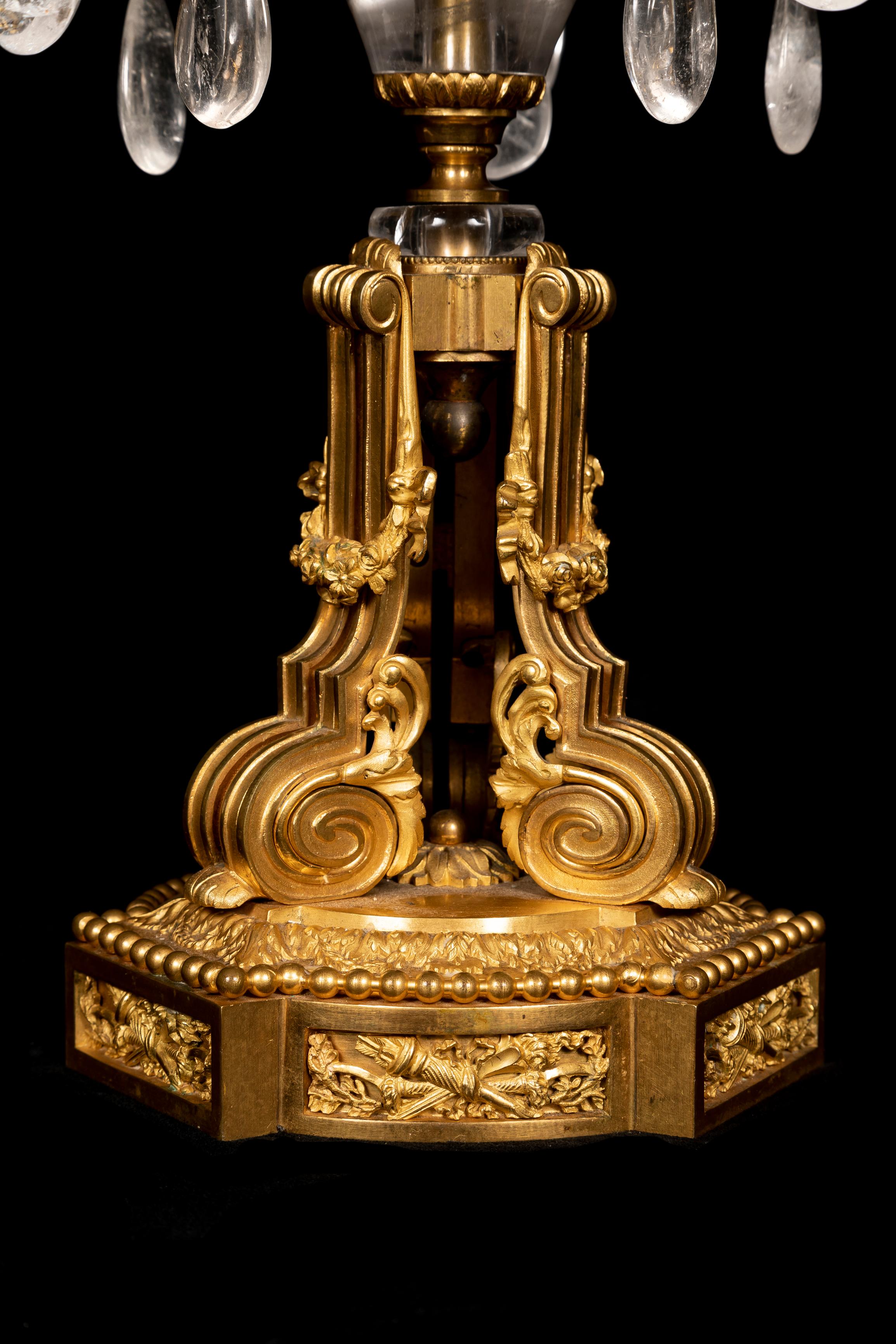 Coppia di candelabri francesi del XIX secolo in stile Luigi XVI con cristalli di rocca e Ormolu in vendita 3