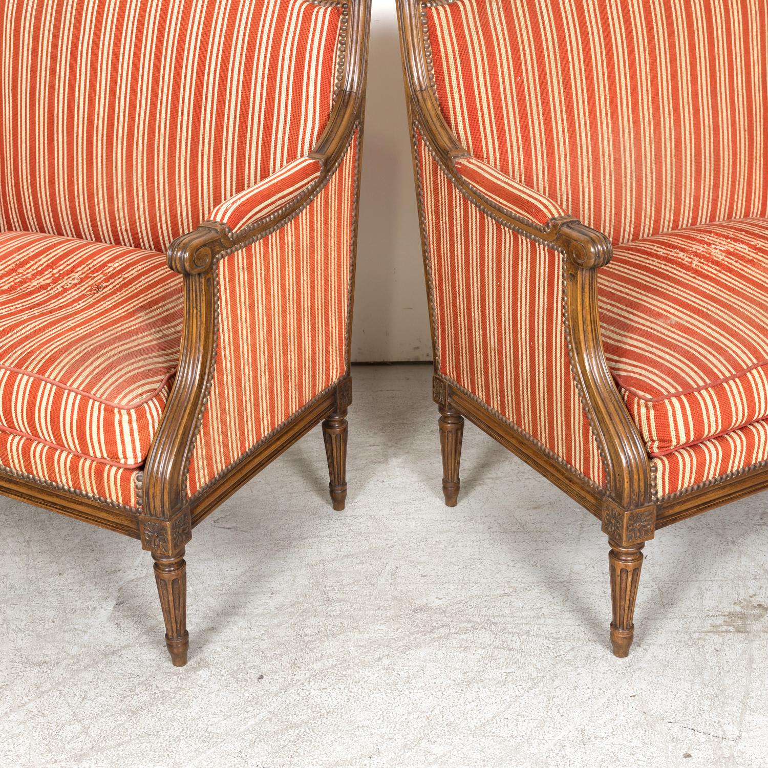 Paire de fauteuils surdimensionnés de style Louis XVI français du 19e siècle, de type Bergere Marquise en vente 4