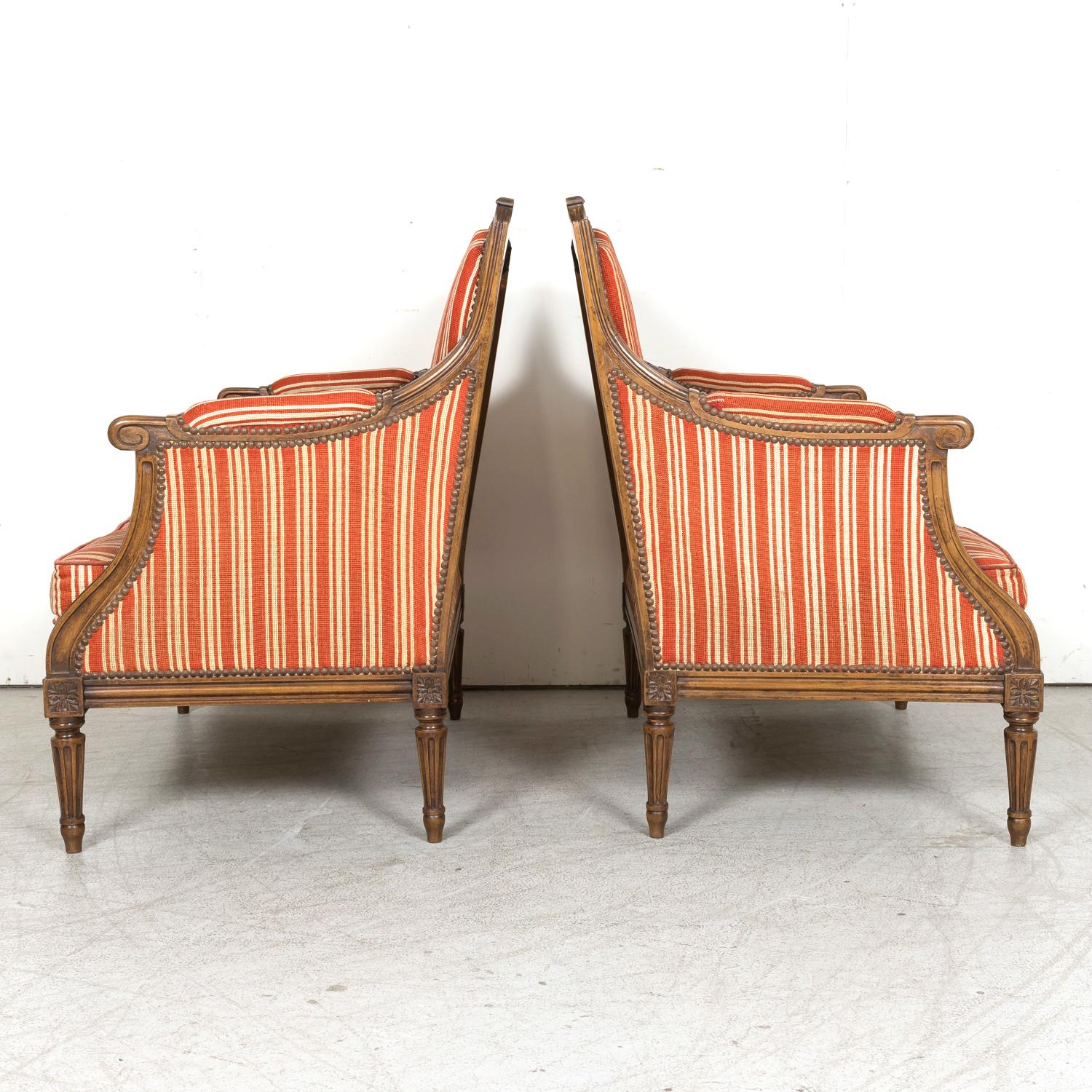 Paire de fauteuils surdimensionnés de style Louis XVI français du 19e siècle, de type Bergere Marquise en vente 7