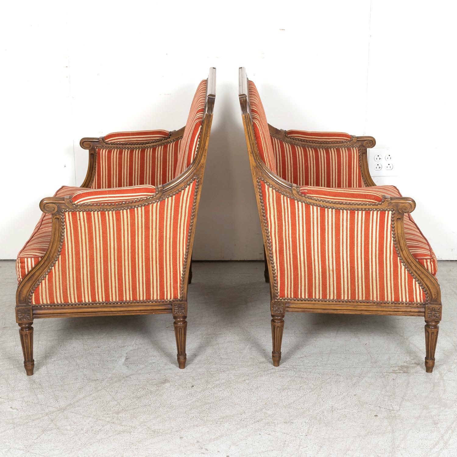 Paire de fauteuils surdimensionnés de style Louis XVI français du 19e siècle, de type Bergere Marquise en vente 8