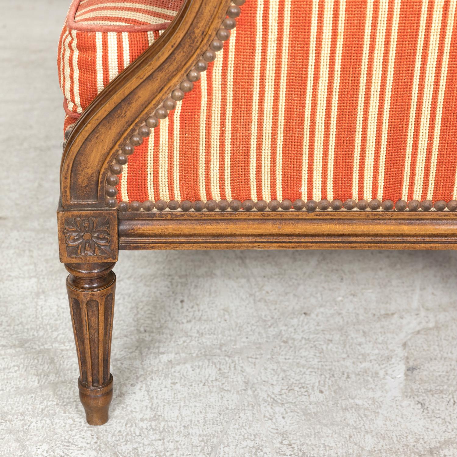 Paire de fauteuils surdimensionnés de style Louis XVI français du 19e siècle, de type Bergere Marquise en vente 9