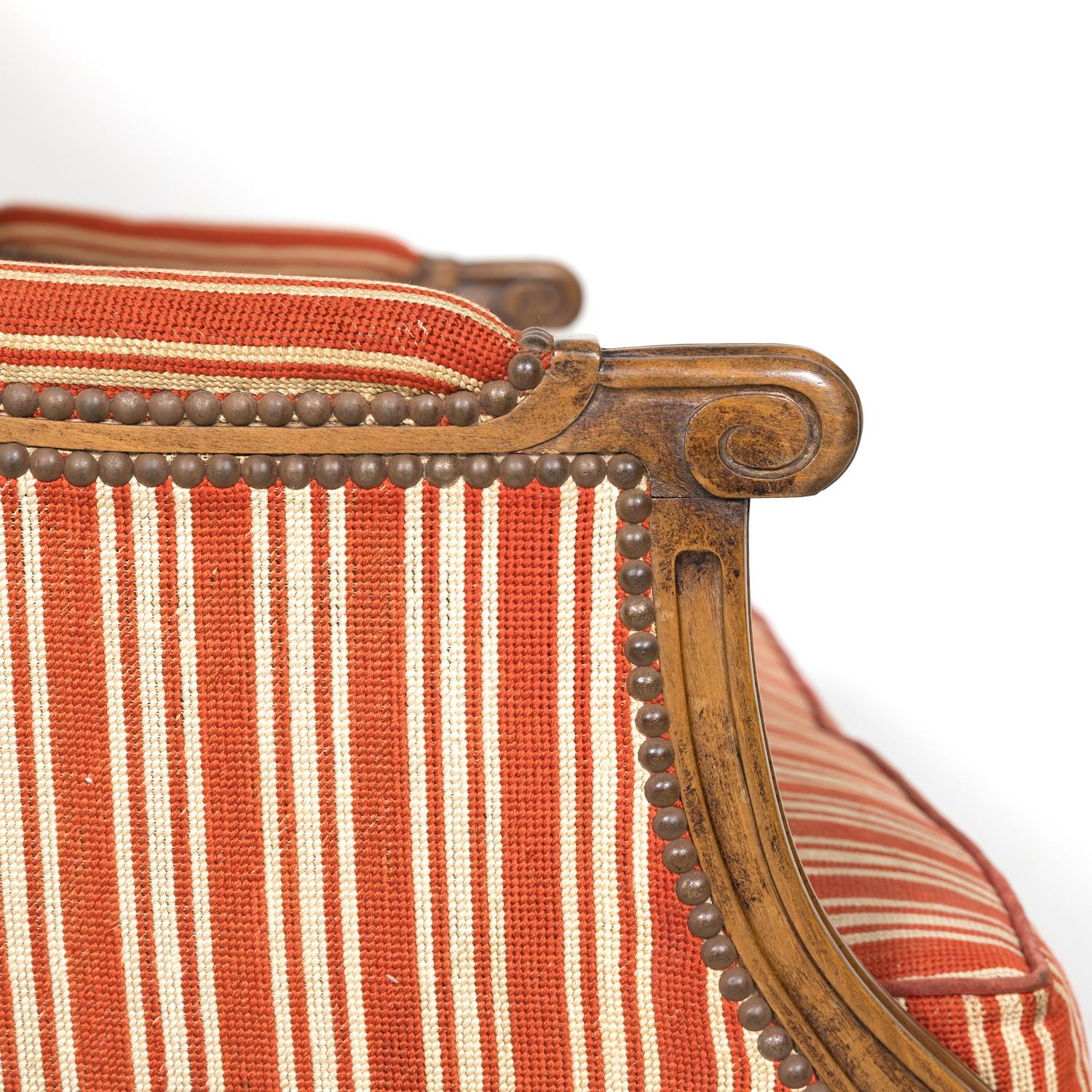 Paar übergroße französische Bergere-Marquise-Sessel im Louis-XVI.-Stil des 19. Jahrhunderts im Angebot 9