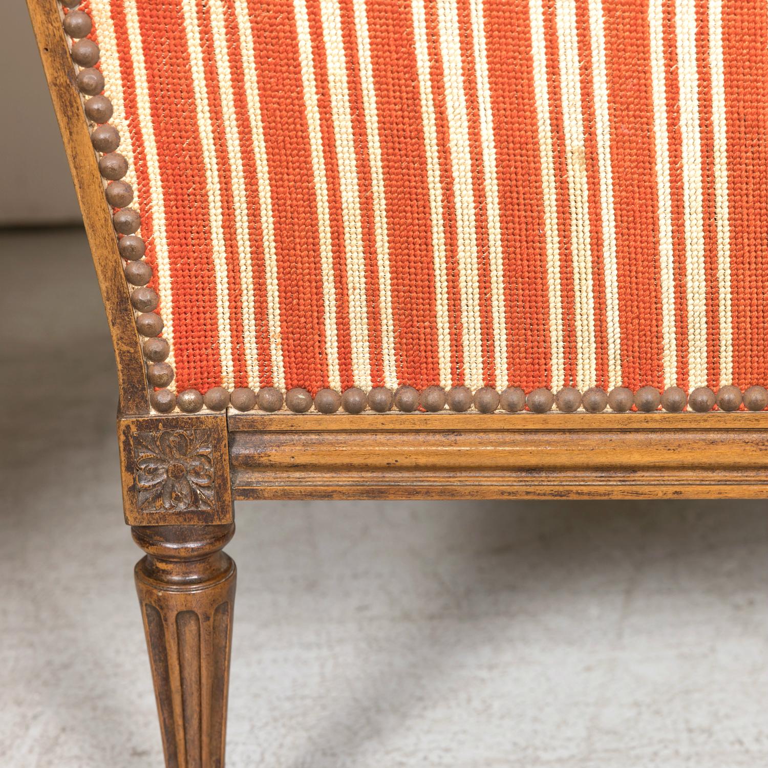 Paar übergroße französische Bergere-Marquise-Sessel im Louis-XVI.-Stil des 19. Jahrhunderts im Angebot 10