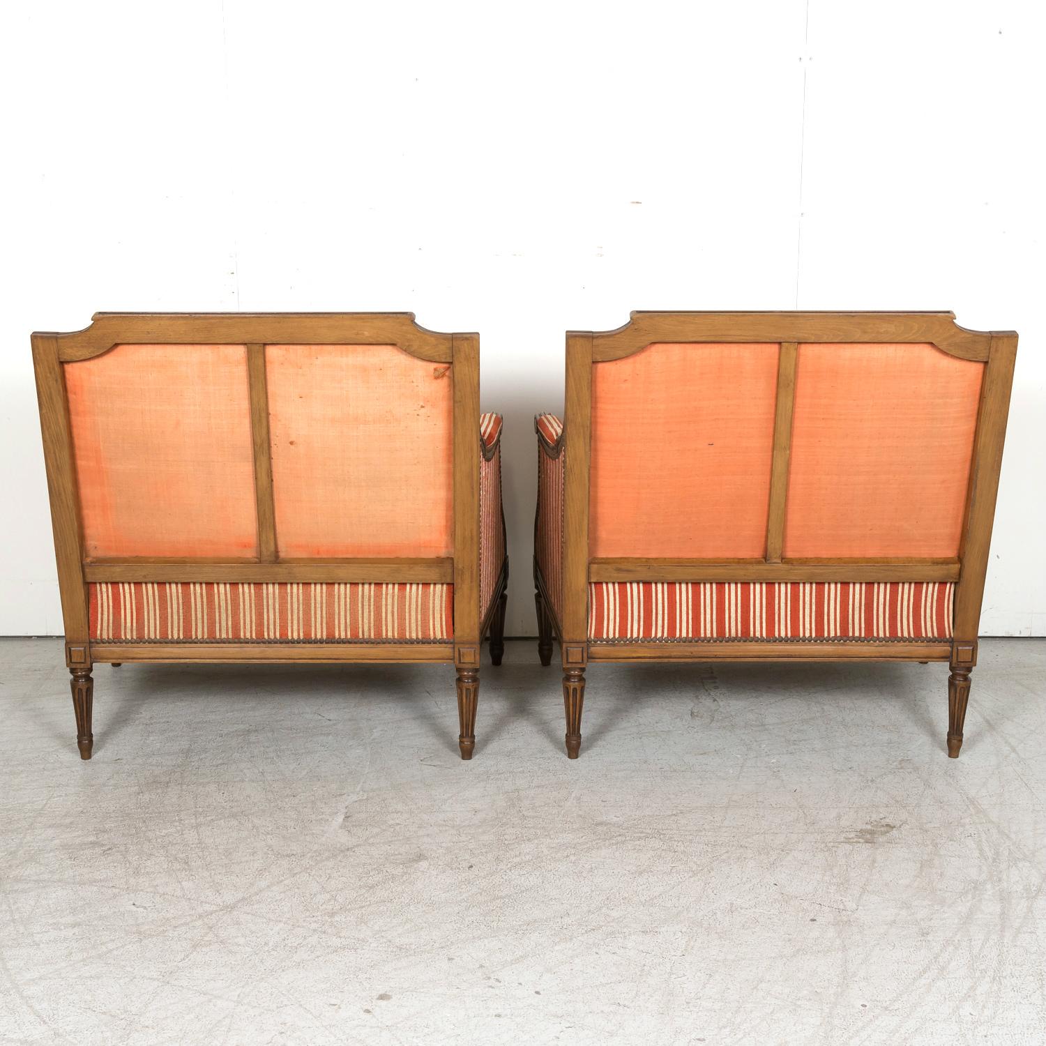 Paire de fauteuils surdimensionnés de style Louis XVI français du 19e siècle, de type Bergere Marquise en vente 12