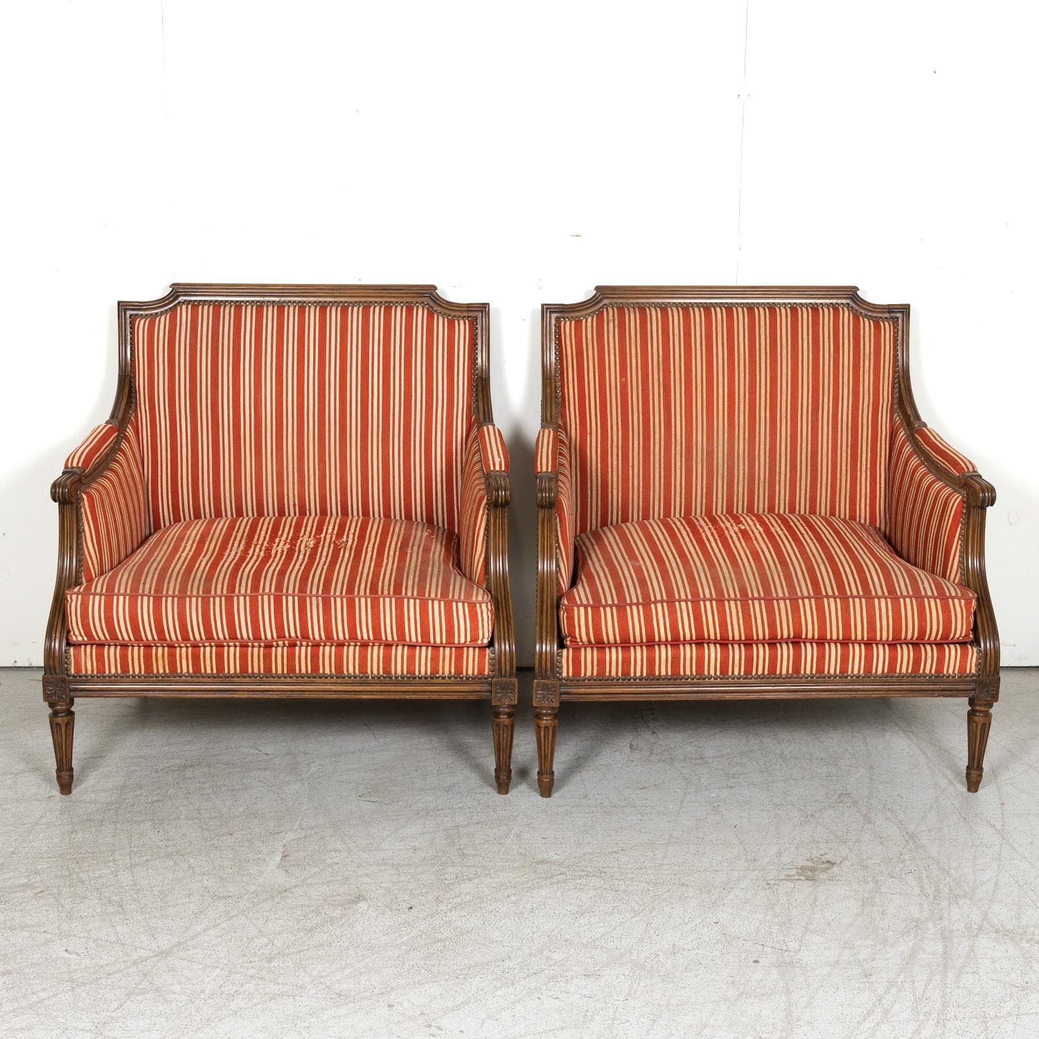 Français Paire de fauteuils surdimensionnés de style Louis XVI français du 19e siècle, de type Bergere Marquise en vente