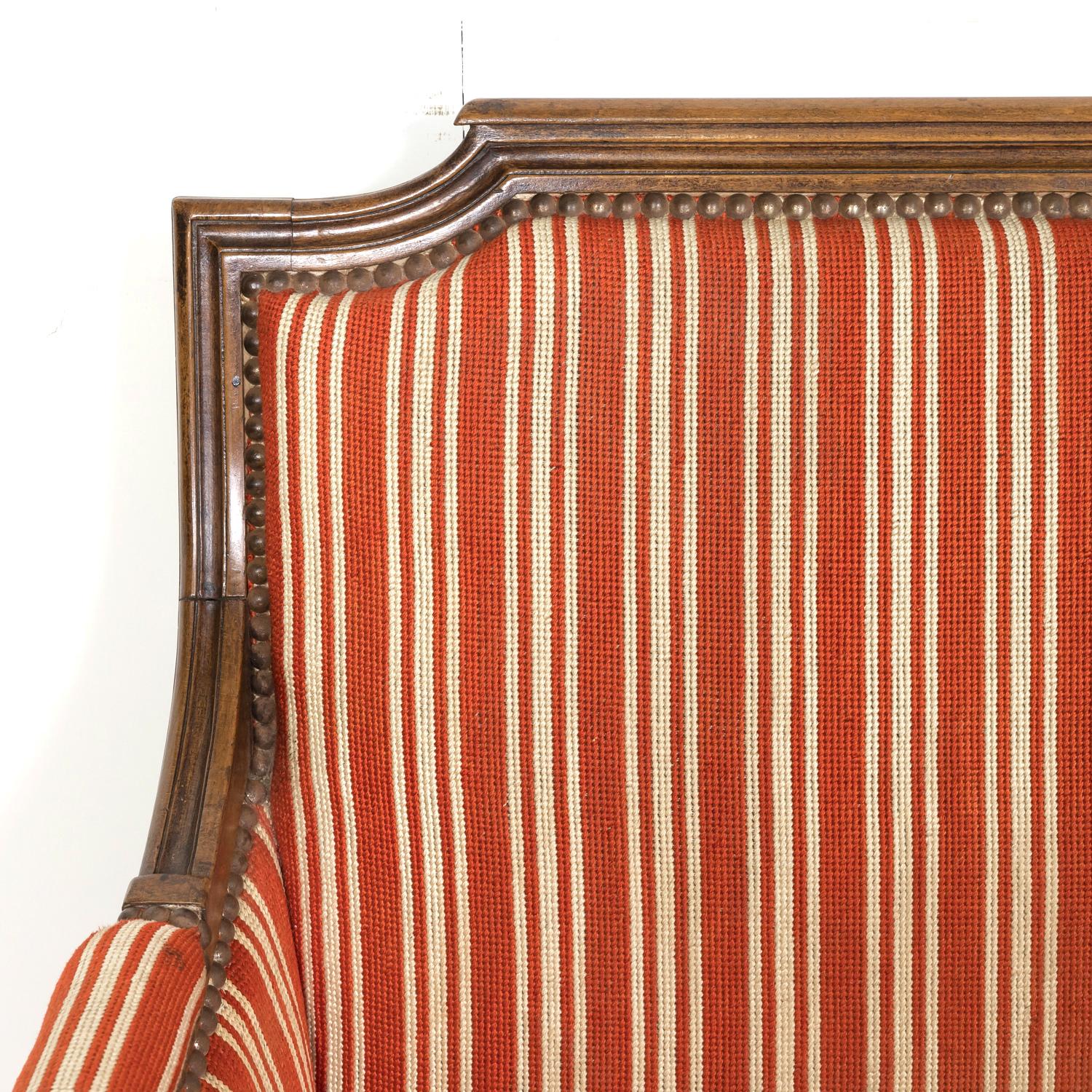 Paar übergroße französische Bergere-Marquise-Sessel im Louis-XVI.-Stil des 19. Jahrhunderts (Französisch) im Angebot