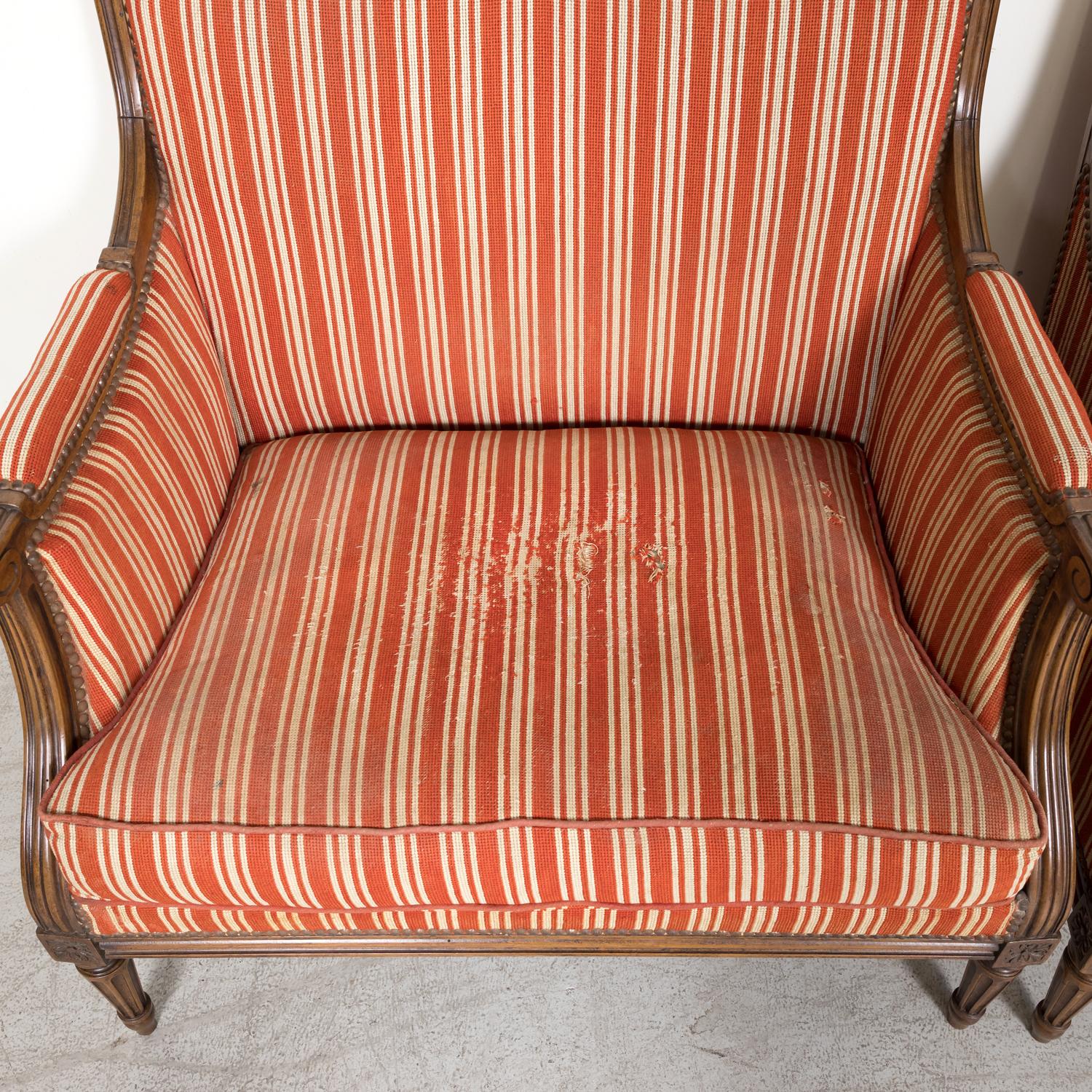Paar übergroße französische Bergere-Marquise-Sessel im Louis-XVI.-Stil des 19. Jahrhunderts (Stoff) im Angebot