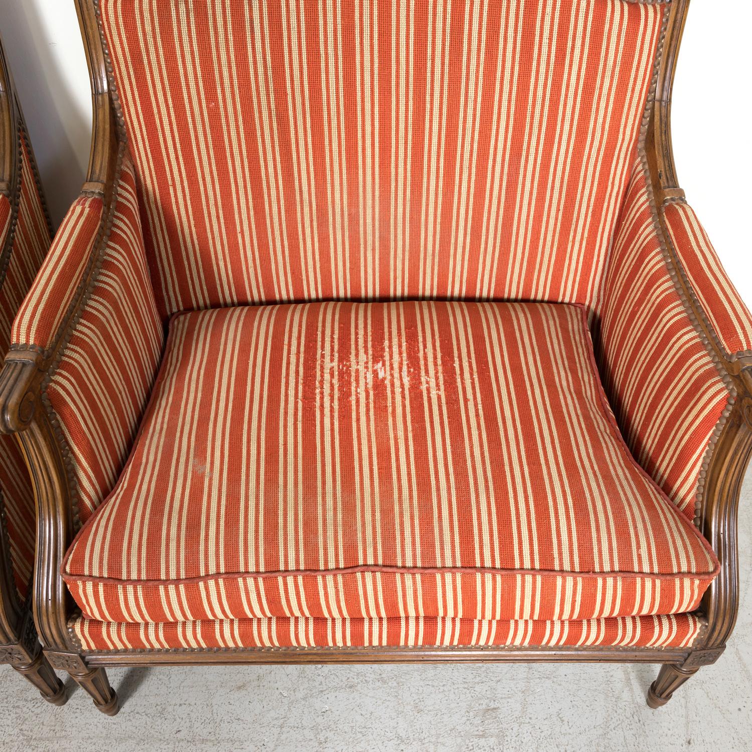 Paire de fauteuils surdimensionnés de style Louis XVI français du 19e siècle, de type Bergere Marquise en vente 2