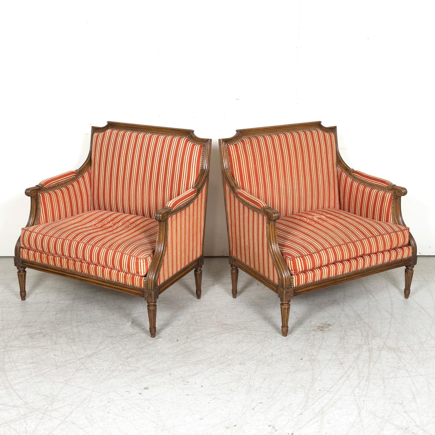 Paire de fauteuils surdimensionnés de style Louis XVI français du 19e siècle, de type Bergere Marquise en vente 3