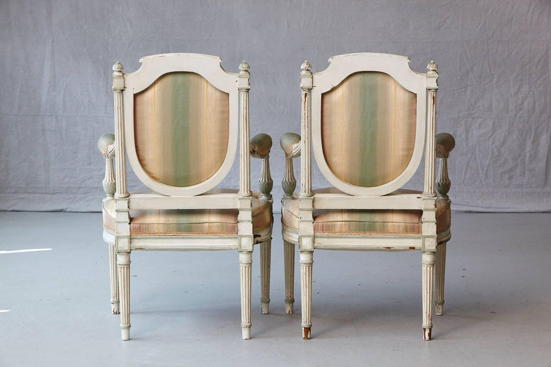 Peint Paire de Fauteuils peints de style Louis XVI du 19ème siècle français en vente