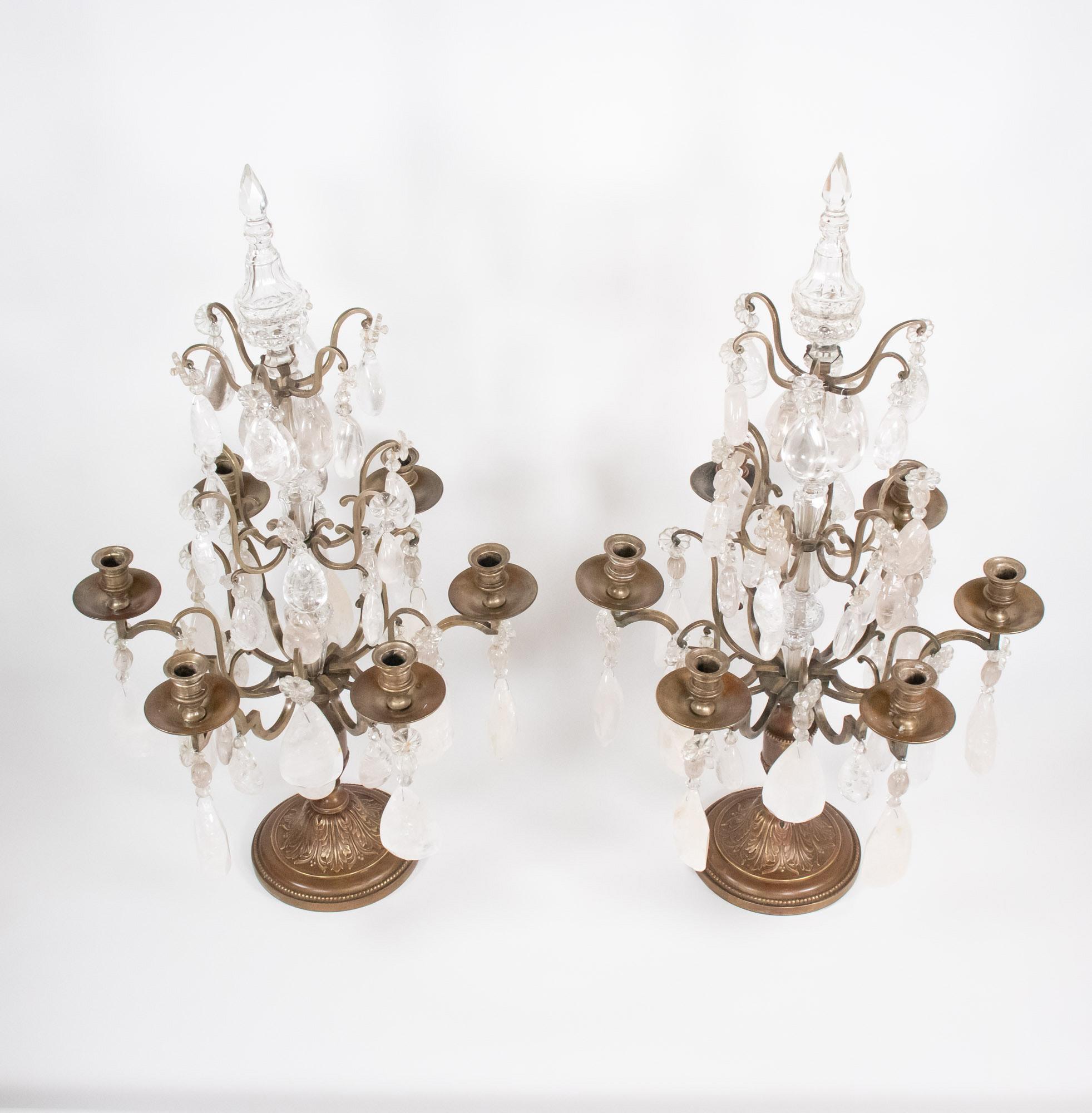Questa splendida coppia di candelabri a sei bracci in stile Luigi XVI della fine del XIX secolo è realizzata in bronzo e ornata da un meraviglioso cristallo di rocca. Ogni candelabro presenta sei bracci graziosamente curvi che terminano con i