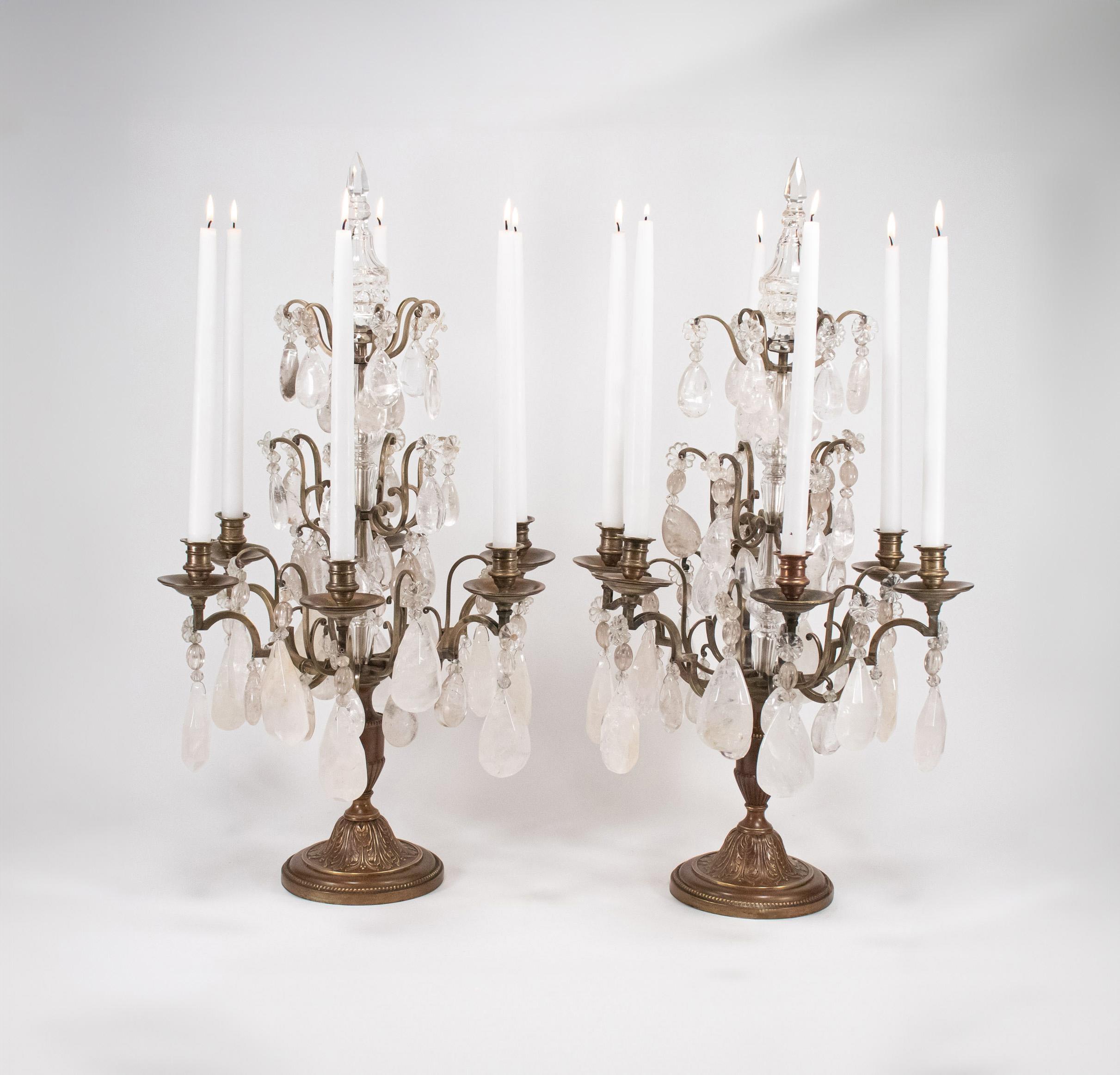 Francese Coppia di candelabri a sei bracci in cristallo di rocca francesi del XIX secolo in stile Luigi XVI in vendita