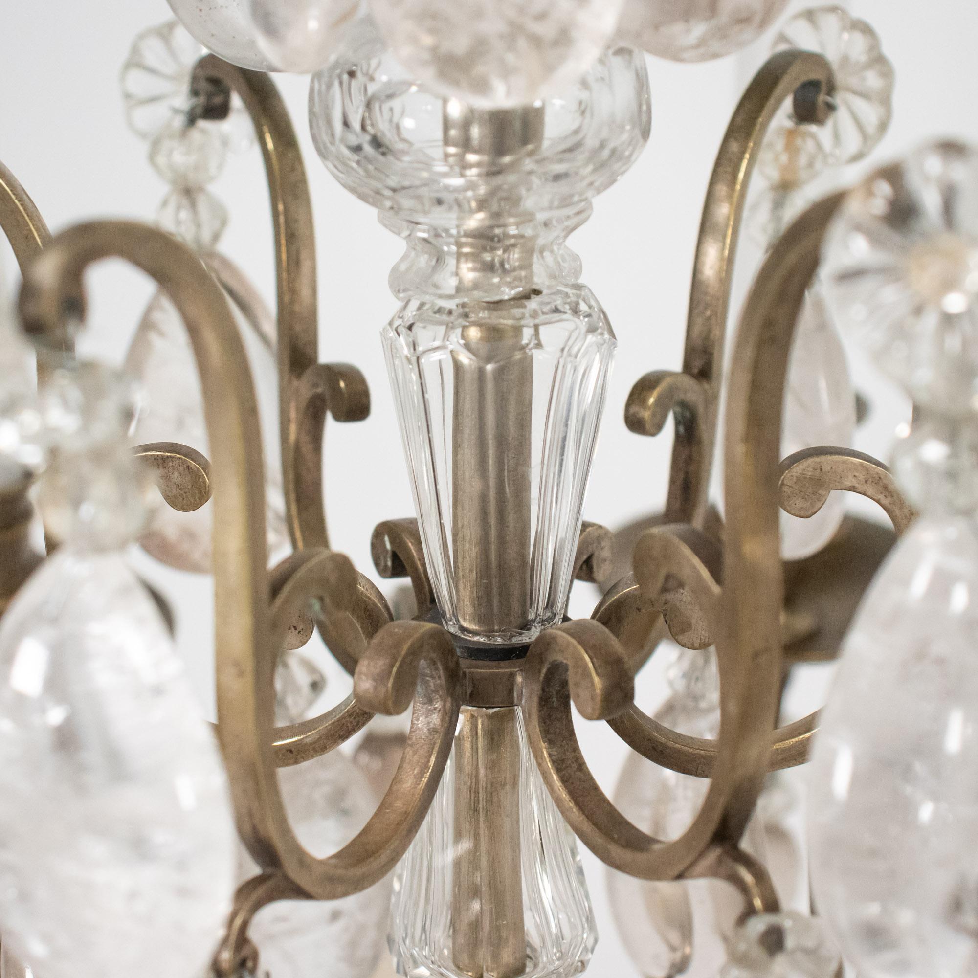 Coppia di candelabri a sei bracci in cristallo di rocca francesi del XIX secolo in stile Luigi XVI In condizioni buone in vendita a Chicago, IL
