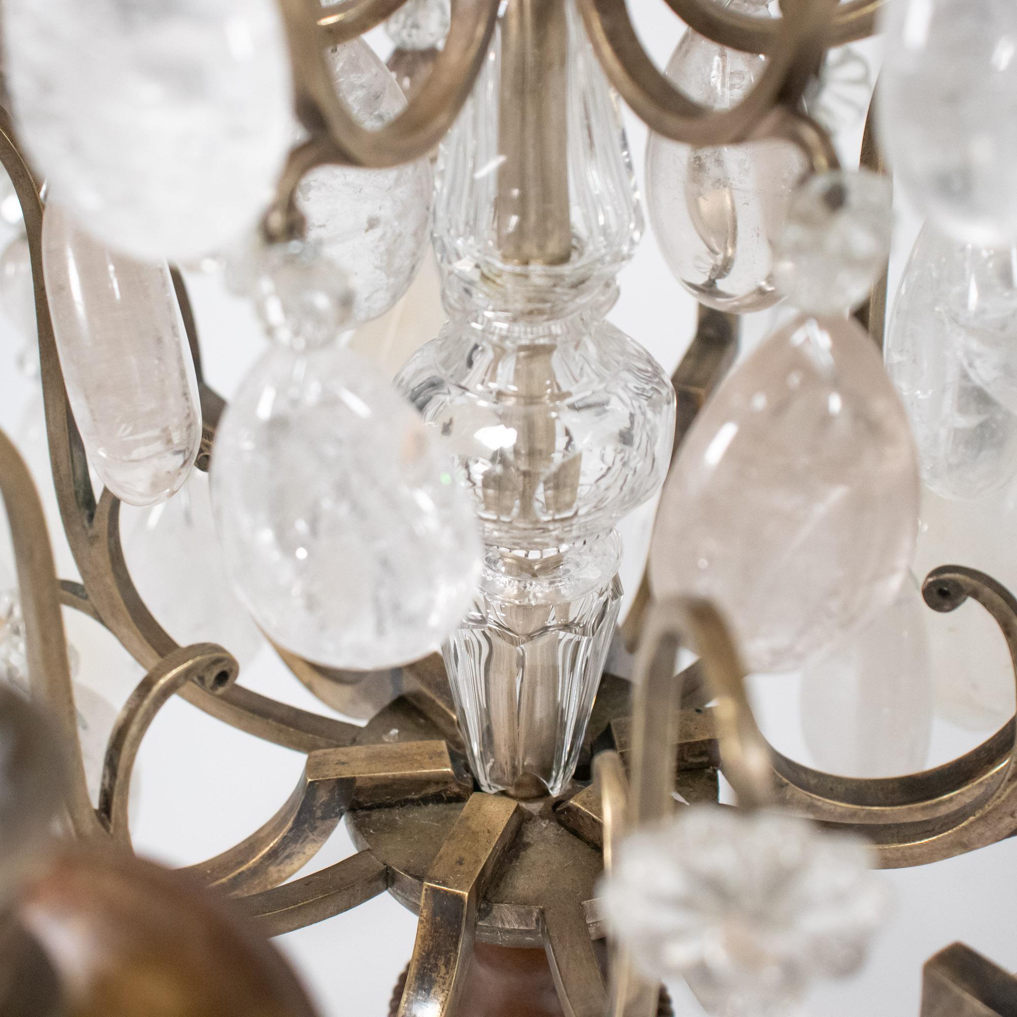 Bronzo Coppia di candelabri a sei bracci in cristallo di rocca francesi del XIX secolo in stile Luigi XVI in vendita