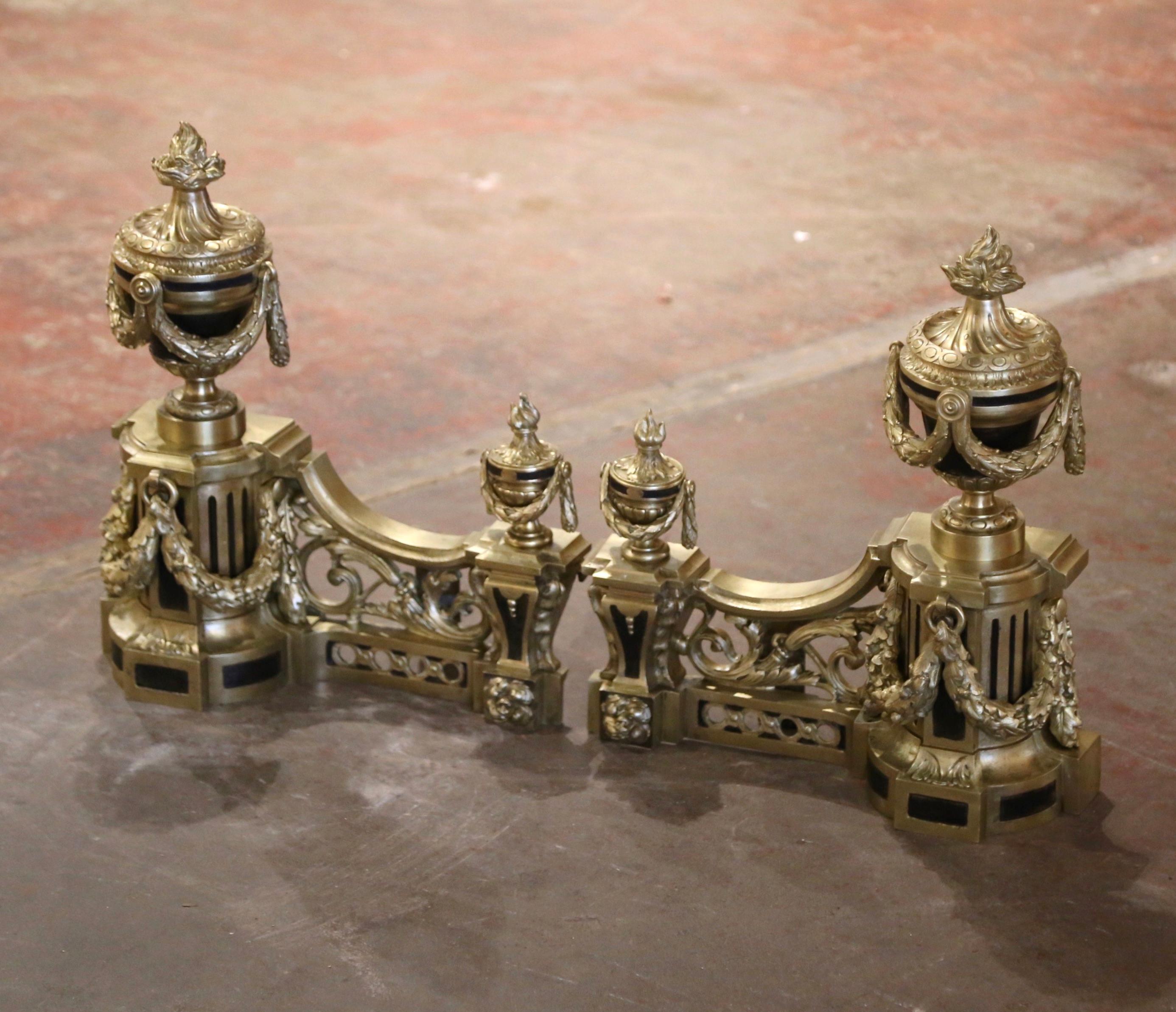 Dekorieren Sie einen Kamin mit diesem eleganten Paar neoklassischer, antiker, patinierter und bronzefarbener Chenets. Jedes Chenet wurde um 1870 in Paris, Frankreich, hergestellt und weist exquisite, verzierte neoklassizistische Elemente auf. Es