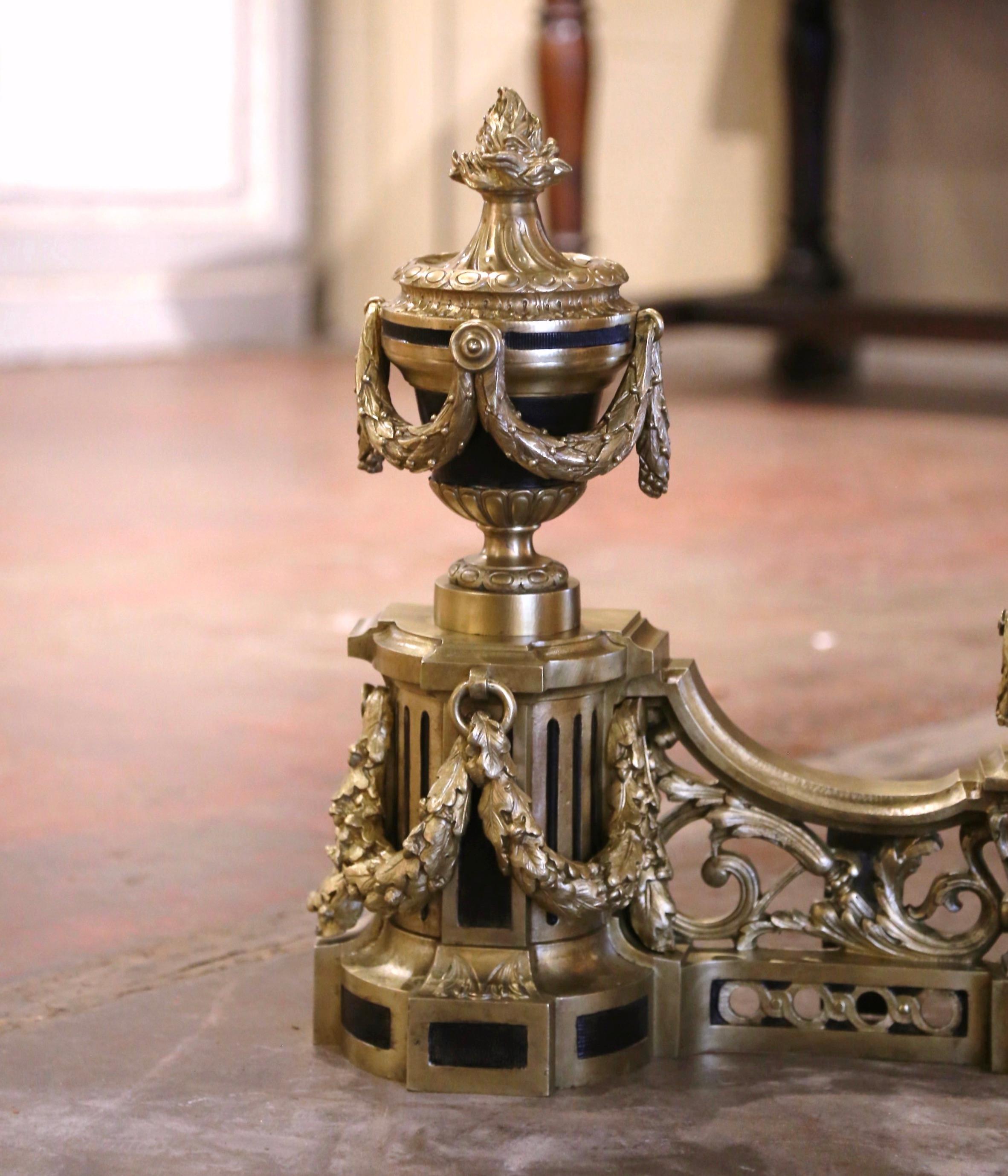 Zwei zweifarbige französische Louis-XVI-Kamin- Chenets aus Bronze im Louis-XVI-Stil des 19. Jahrhunderts (Louis XVI.) im Angebot