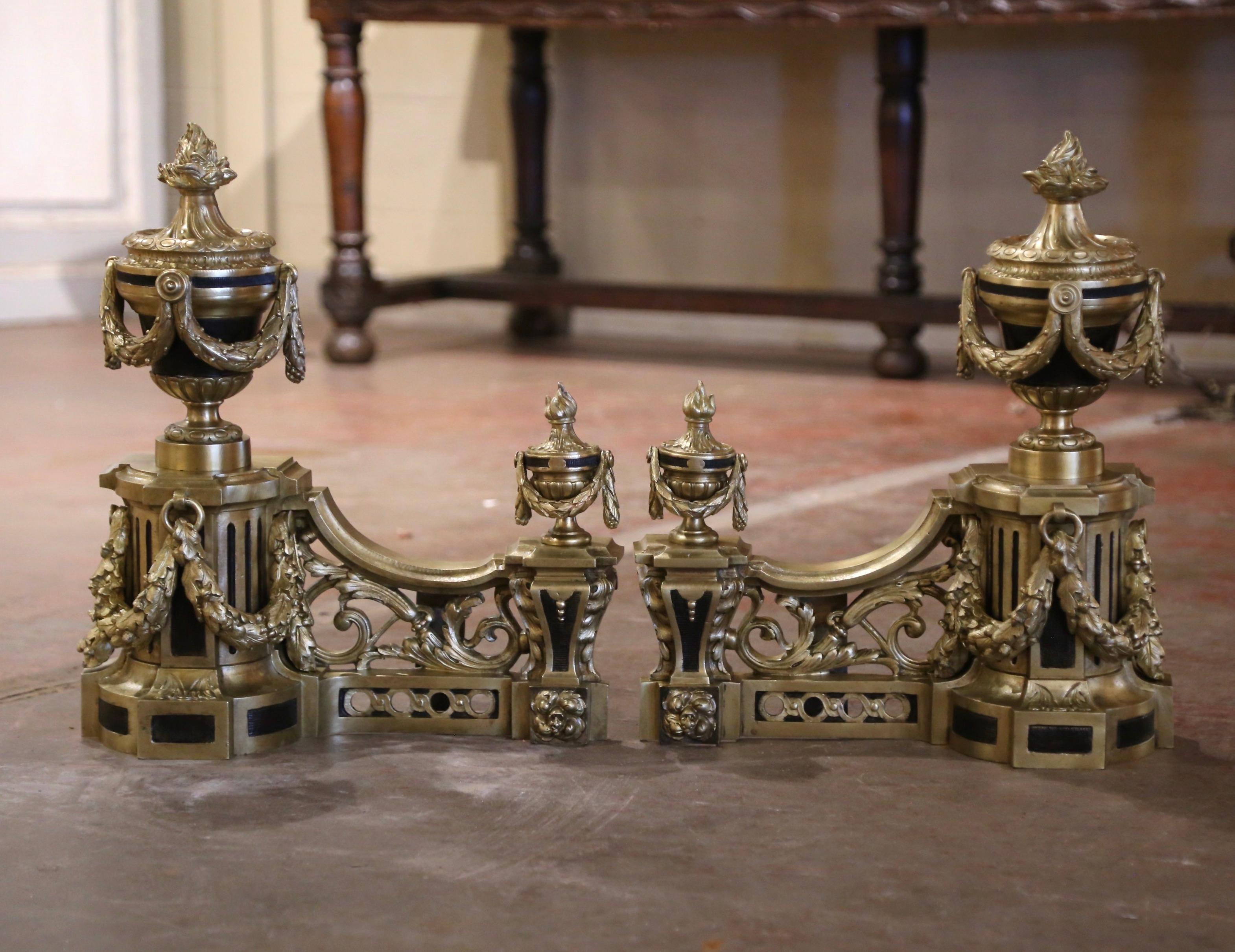 Zwei zweifarbige französische Louis-XVI-Kamin- Chenets aus Bronze im Louis-XVI-Stil des 19. Jahrhunderts (Französisch) im Angebot