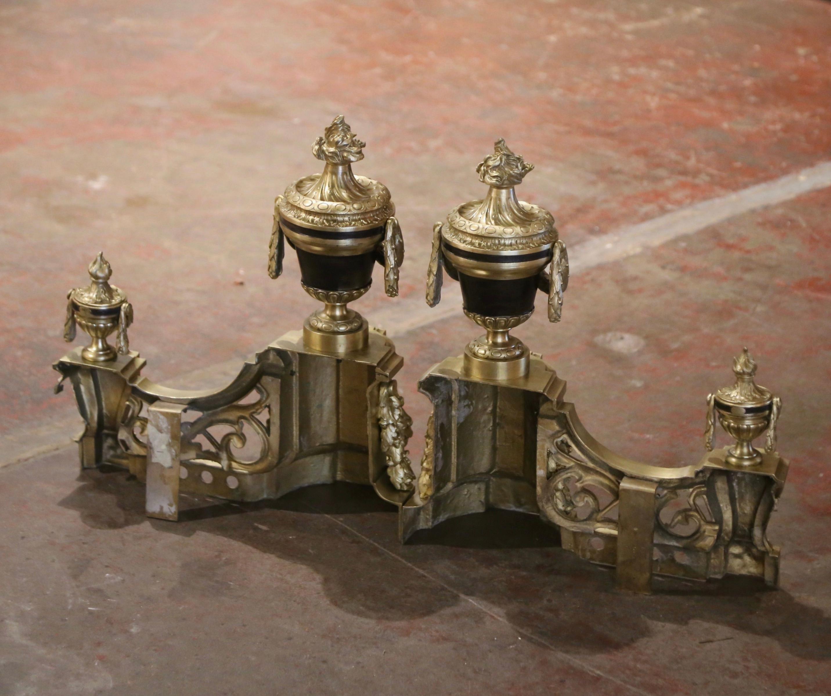 Zwei zweifarbige französische Louis-XVI-Kamin- Chenets aus Bronze im Louis-XVI-Stil des 19. Jahrhunderts im Zustand „Hervorragend“ im Angebot in Dallas, TX