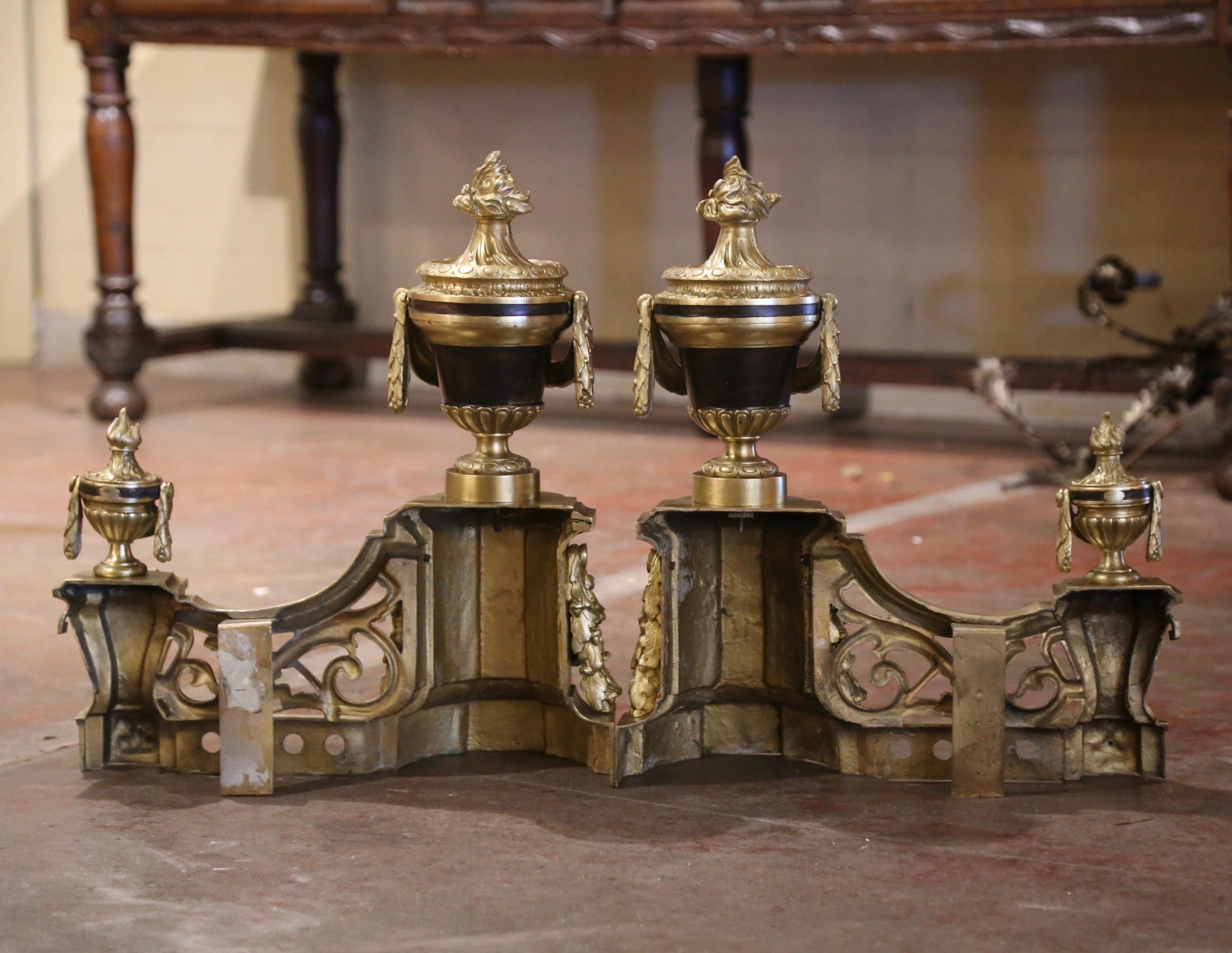 Zwei zweifarbige französische Louis-XVI-Kamin- Chenets aus Bronze im Louis-XVI-Stil des 19. Jahrhunderts im Angebot 1