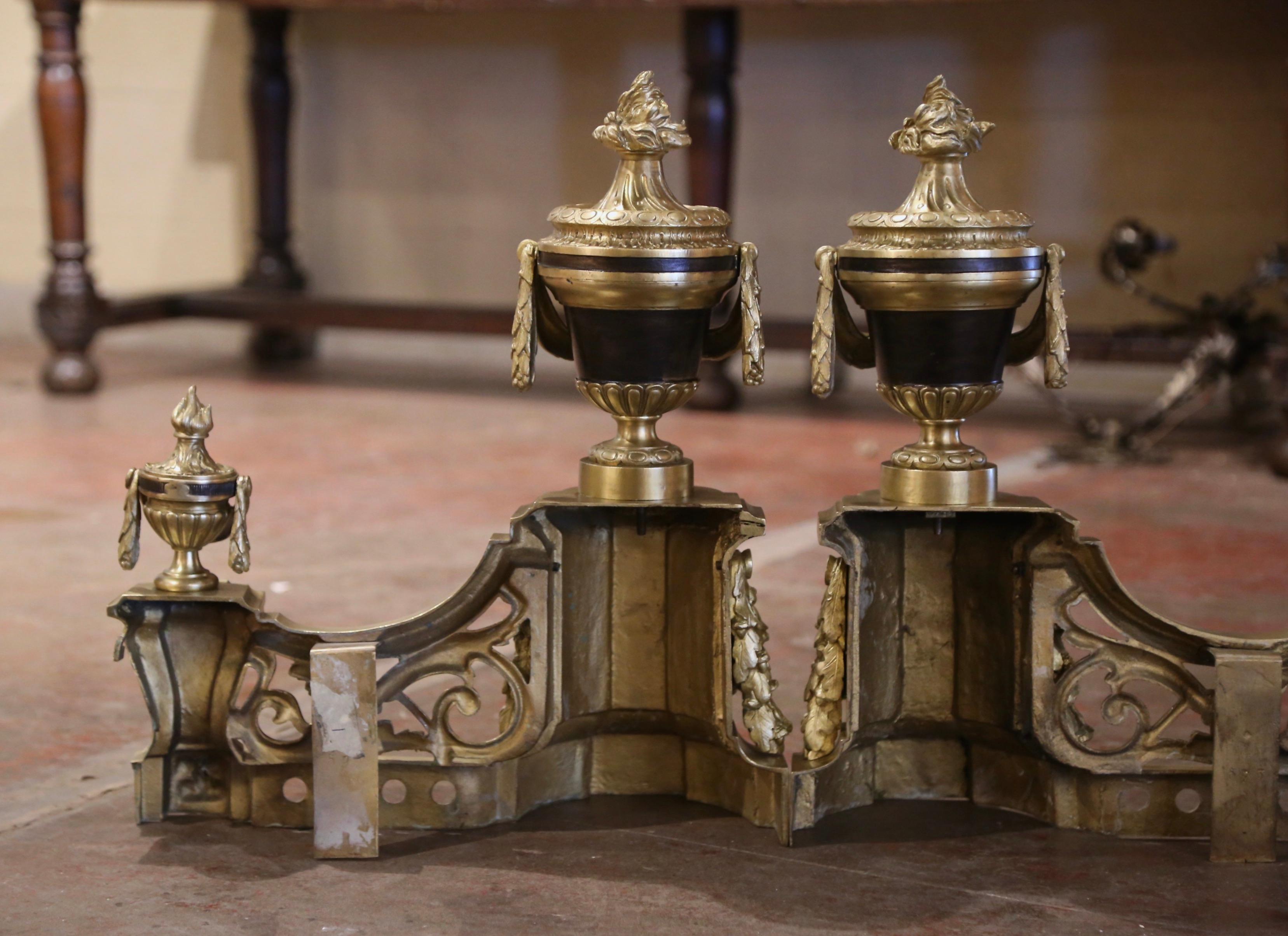 Zwei zweifarbige französische Louis-XVI-Kamin- Chenets aus Bronze im Louis-XVI-Stil des 19. Jahrhunderts im Angebot 2