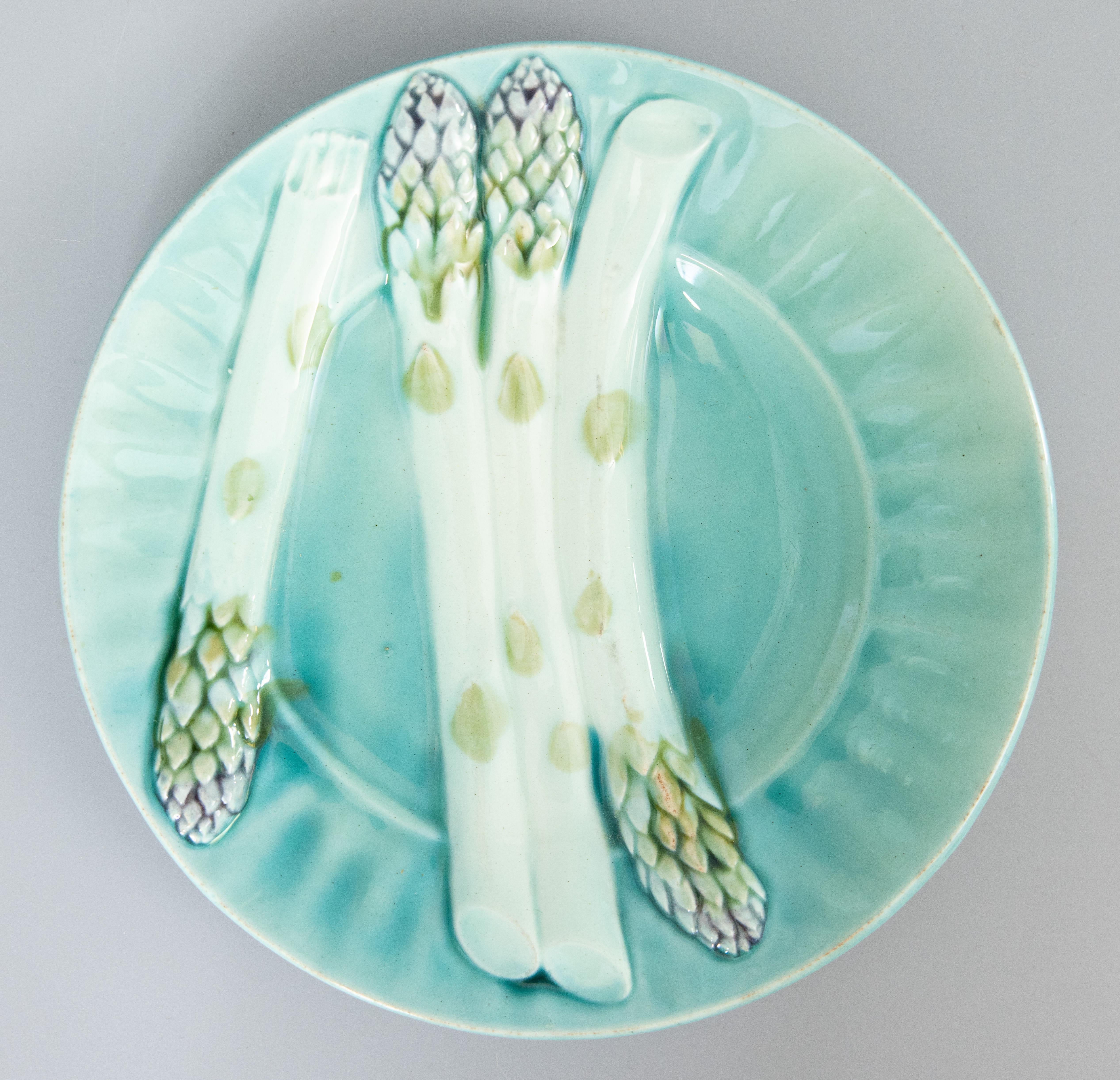 Hand-Painted Pair of 19th Century French Luneville Majolica Turquoise Asparagus Plates For Sale