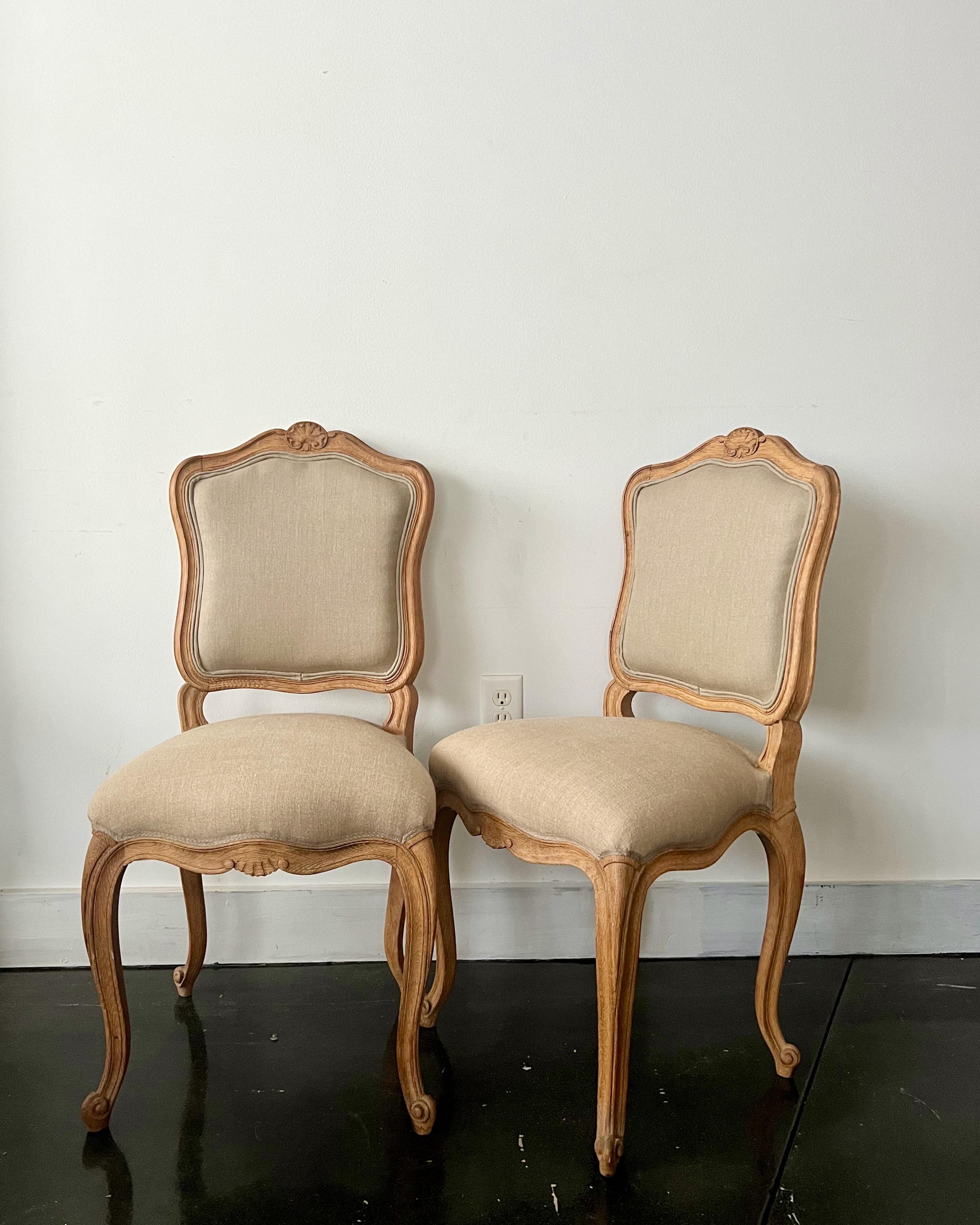 Paar französische Stühle im LXV-Stil des 19. Jahrhunderts (Louis XV.) im Angebot