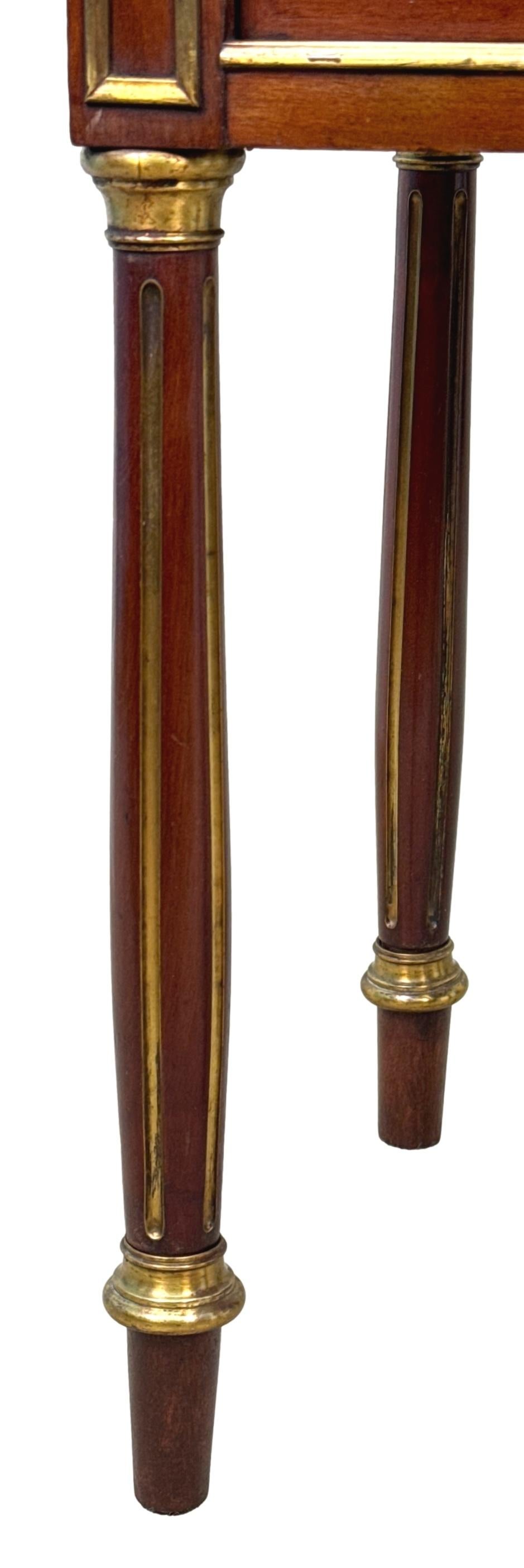 Pareja De Mesillas De Noche De Caoba Francesas Del Siglo XIX en venta 4