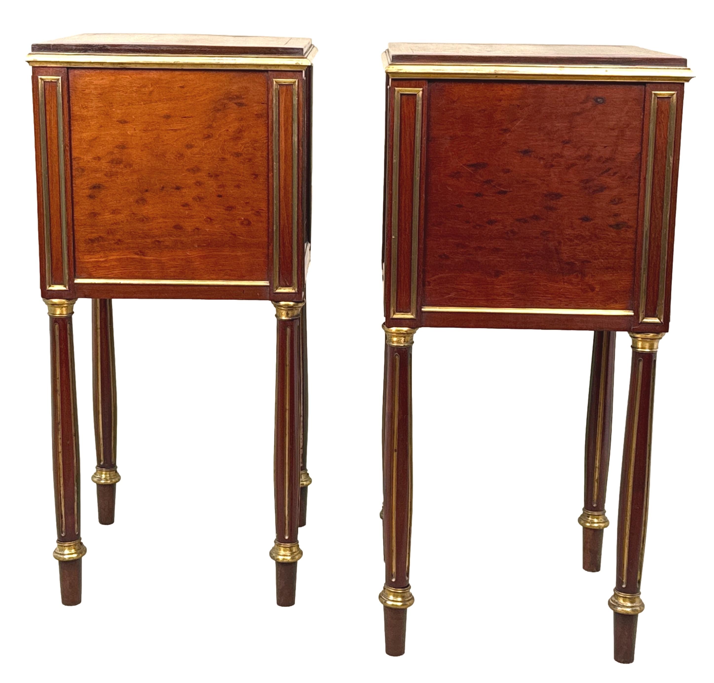 Raro par de mesillas de noche de caoba francesa de mediados del siglo XIX, época de Napoleón III, de excepcional calidad, con tableros cuadrados maravillosamente labrados, sobre un cajón y una puerta de armario, con elegante decoración de latón en