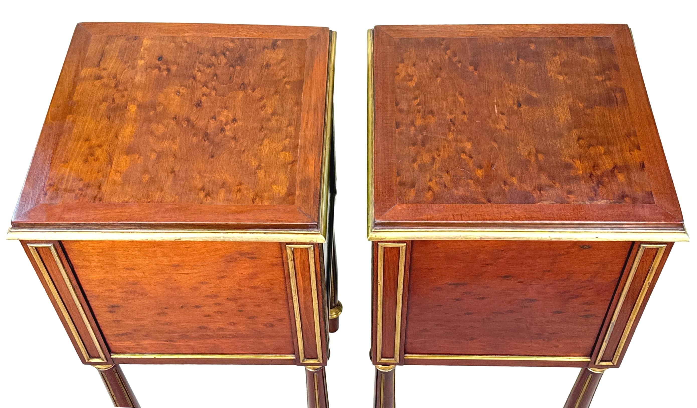 Pareja De Mesillas De Noche De Caoba Francesas Del Siglo XIX Napoleón III en venta