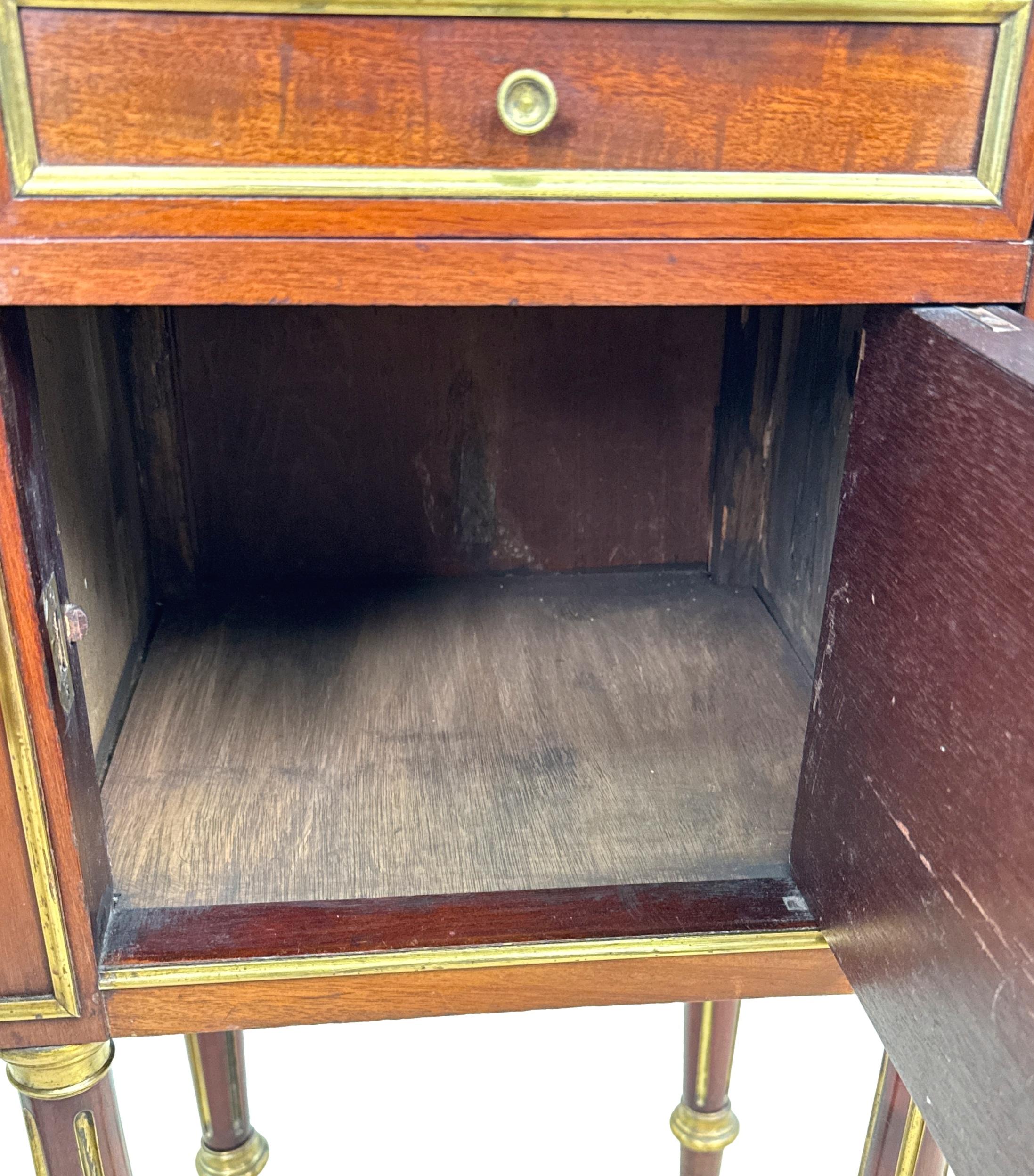 Pareja De Mesillas De Noche De Caoba Francesas Del Siglo XIX en venta 1